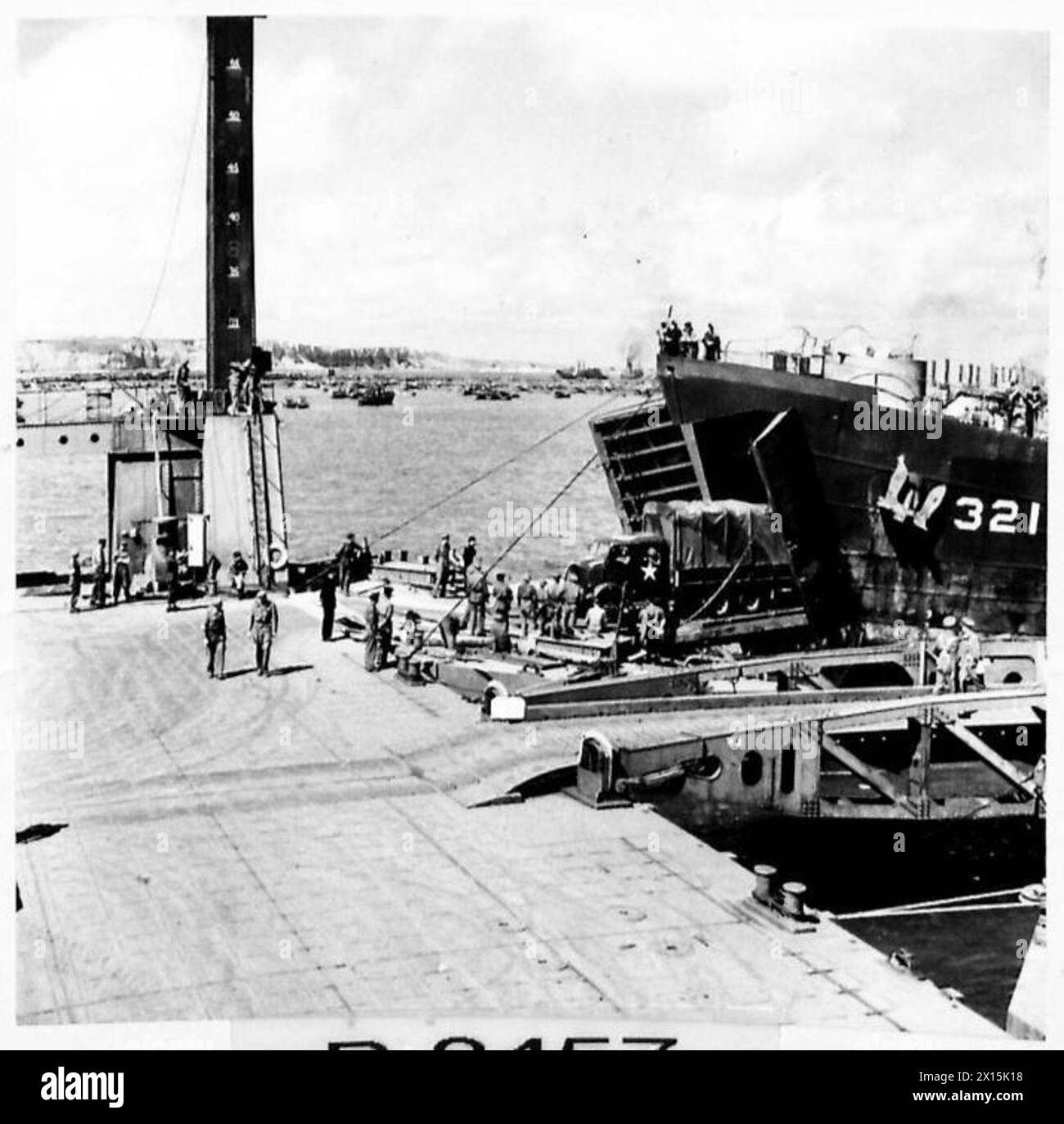 PHOTOGRAPHIES DU PORT PRÉFABRIQUÉ ETC - MT véhicule débarquant de LST sur Pierhead, , British Army, 21st Army Group Banque D'Images