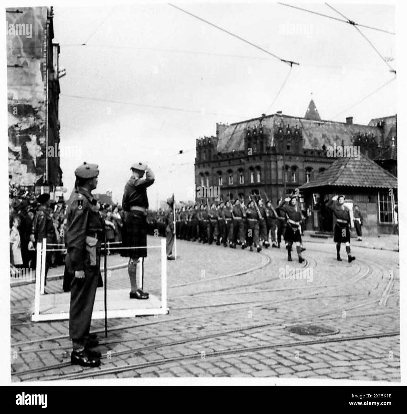 Le major-général Barber, G.O.C. de la 15e division écossaise, prend le salut lors d’un défilé à Lübeck en l’honneur de l’anniversaire du roi. Banque D'Images