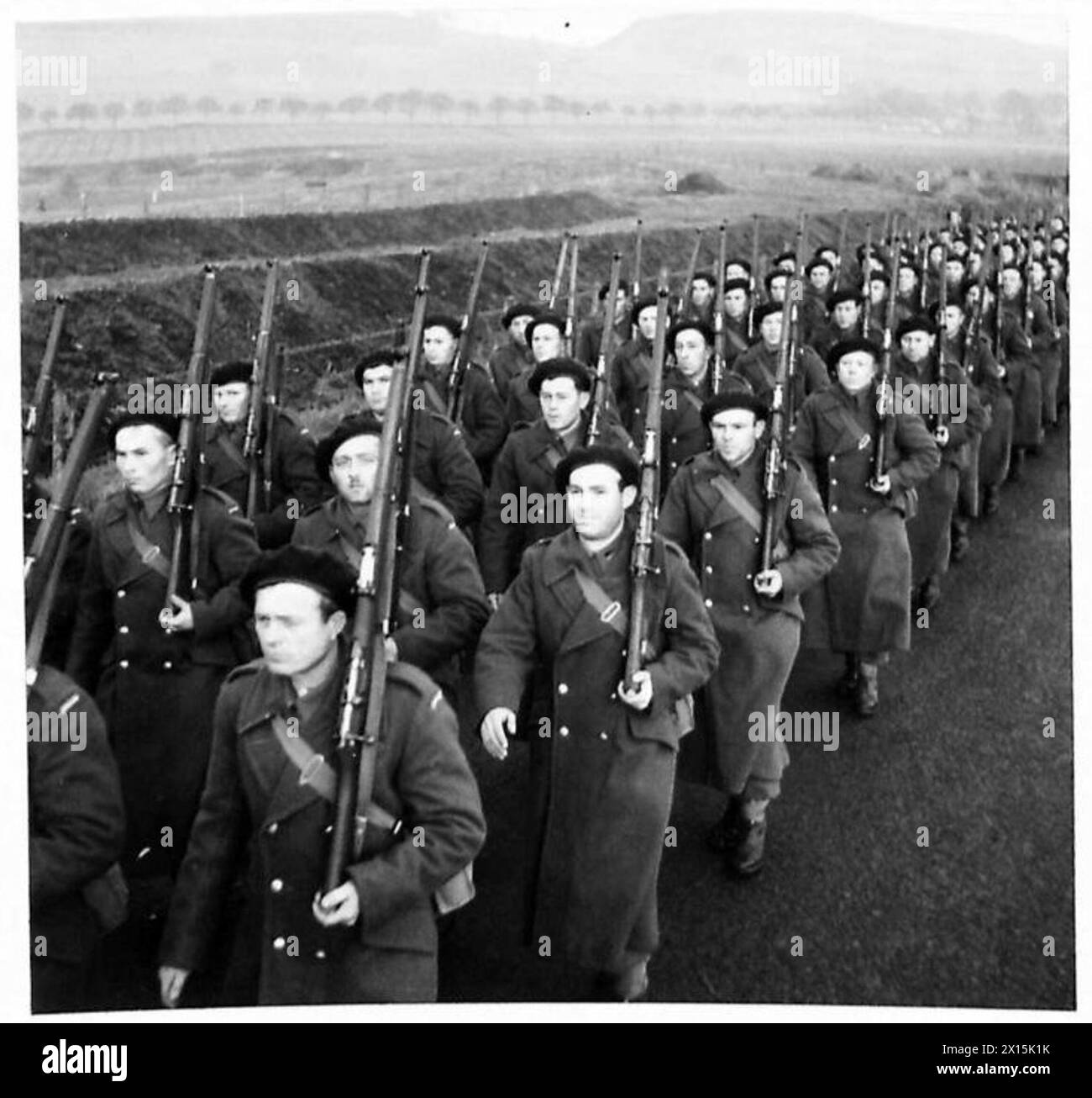 Des recrues des communautés polonaises d'Amérique du Sud défilent lors d'une session d'entraînement en Écosse, servant dans la 16e brigade de chars du 1er corps polonais, 1940-1947. Banque D'Images