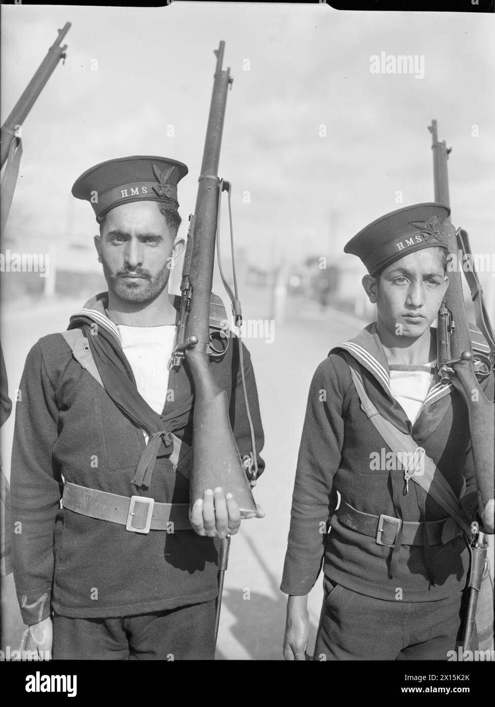 HOMMES DE LA ROYAL INDIAN NAVY, AU CAMP D'ENTRAÎNEMENT STAMSHAW, PORTSMOUTH. 8 JUILLET 1942. - Classement indien à la marche et au carabine Banque D'Images