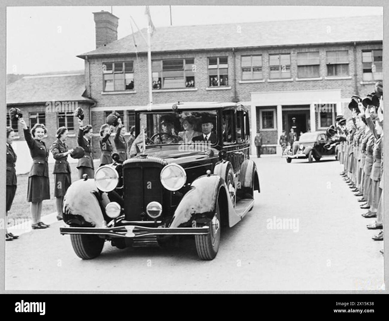 En 1945, le roi et la reine visitent la station de signalisation de Ramsey, île de Man, accueillis par des membres de la WAAF. Banque D'Images