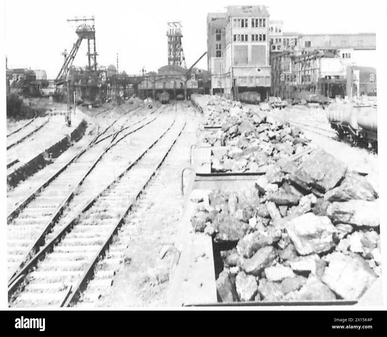 LE CONTRÔLE DU CHARBON EN ALLEMAGNE DU NORD - Une vue des camions chargés de charbon à la mine Wilhelmina Victoria. 450 tonnes par jour est la production moyenne de la mine à l'heure actuelle, et normalement le train se rendrait des voies de circulation au port du canal pour être expédié. Ceci est désormais impossible en raison des dégâts considérables dans le port de l'armée britannique du Rhin Banque D'Images