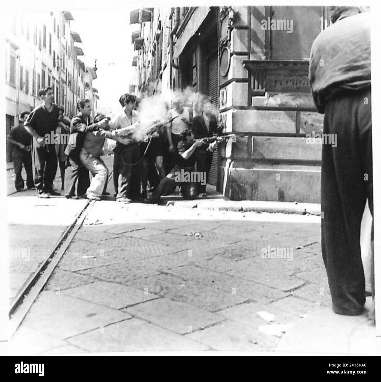 Les troupes sud-africaines de la 8e armée engagent des tireurs d'élite allemands et fascistes à un coin de rue à Florence, dans l'armée britannique. Banque D'Images