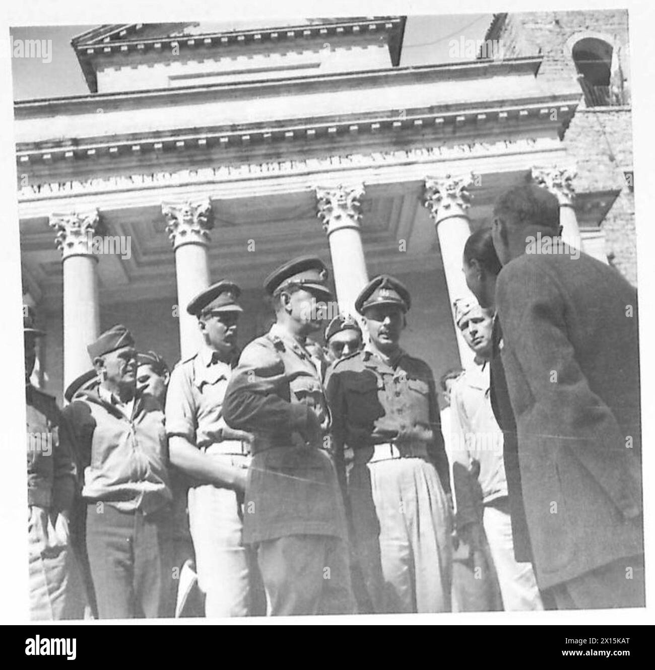 Un groupe d'officiers alliés et les deux régents visitent la cathédrale et l'église attenante de Saint-Pierre à Saint-Marin lors d'une visite C-en-C. Banque D'Images Un groupe d'officiers alliés et les deux régents visitent la cathédrale et l'église attenante de Saint-Pierre à Saint-Marin lors d'une visite C-en-C. Banque D'Images
