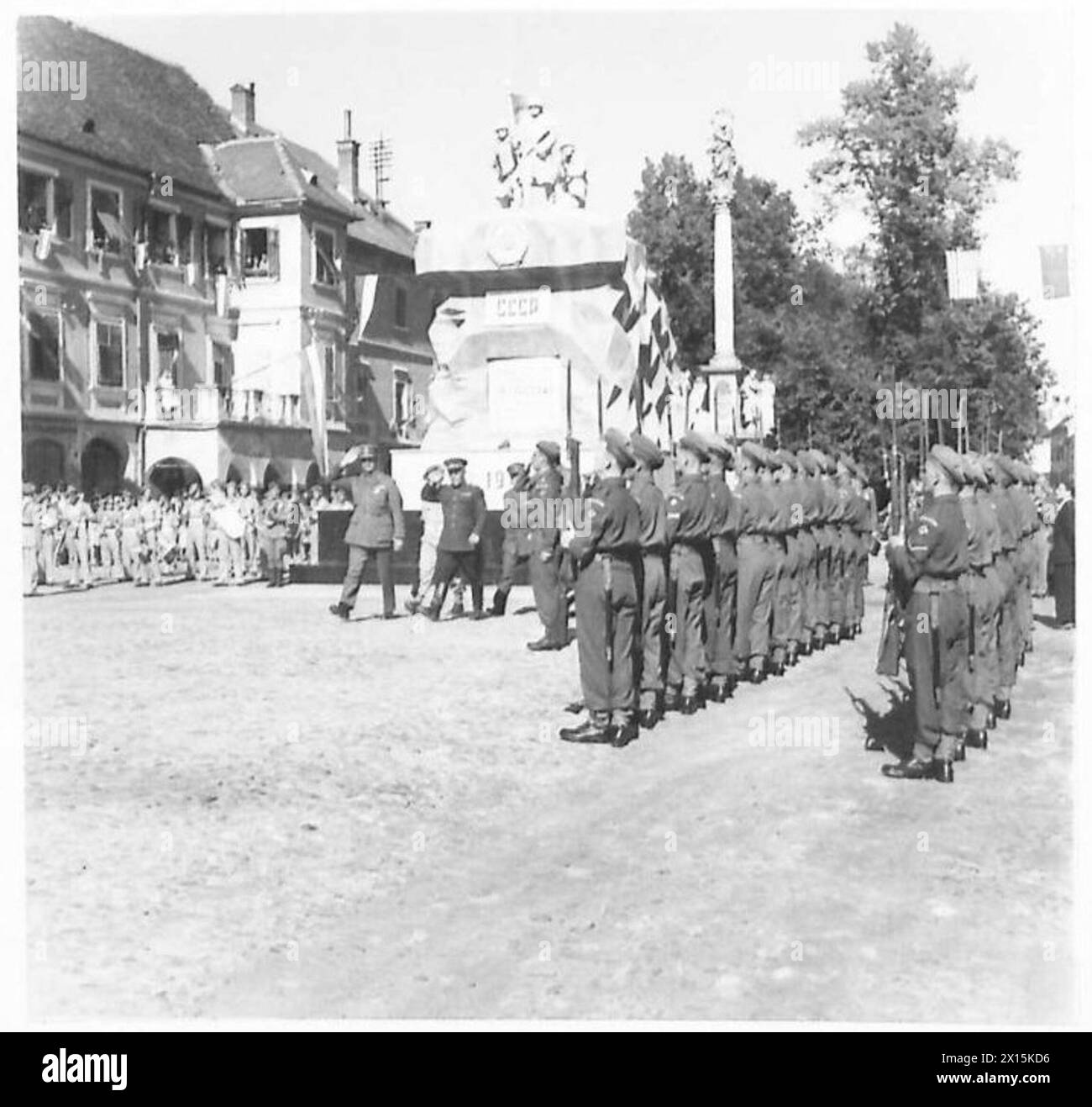 Les représentants militaires alliés saluent le dévoilement des mémoriaux russes et yougoslaves à la mémoire des troupes mortes en combattant pour la liberté, observé par le personnel de l'armée britannique. Banque D'Images
