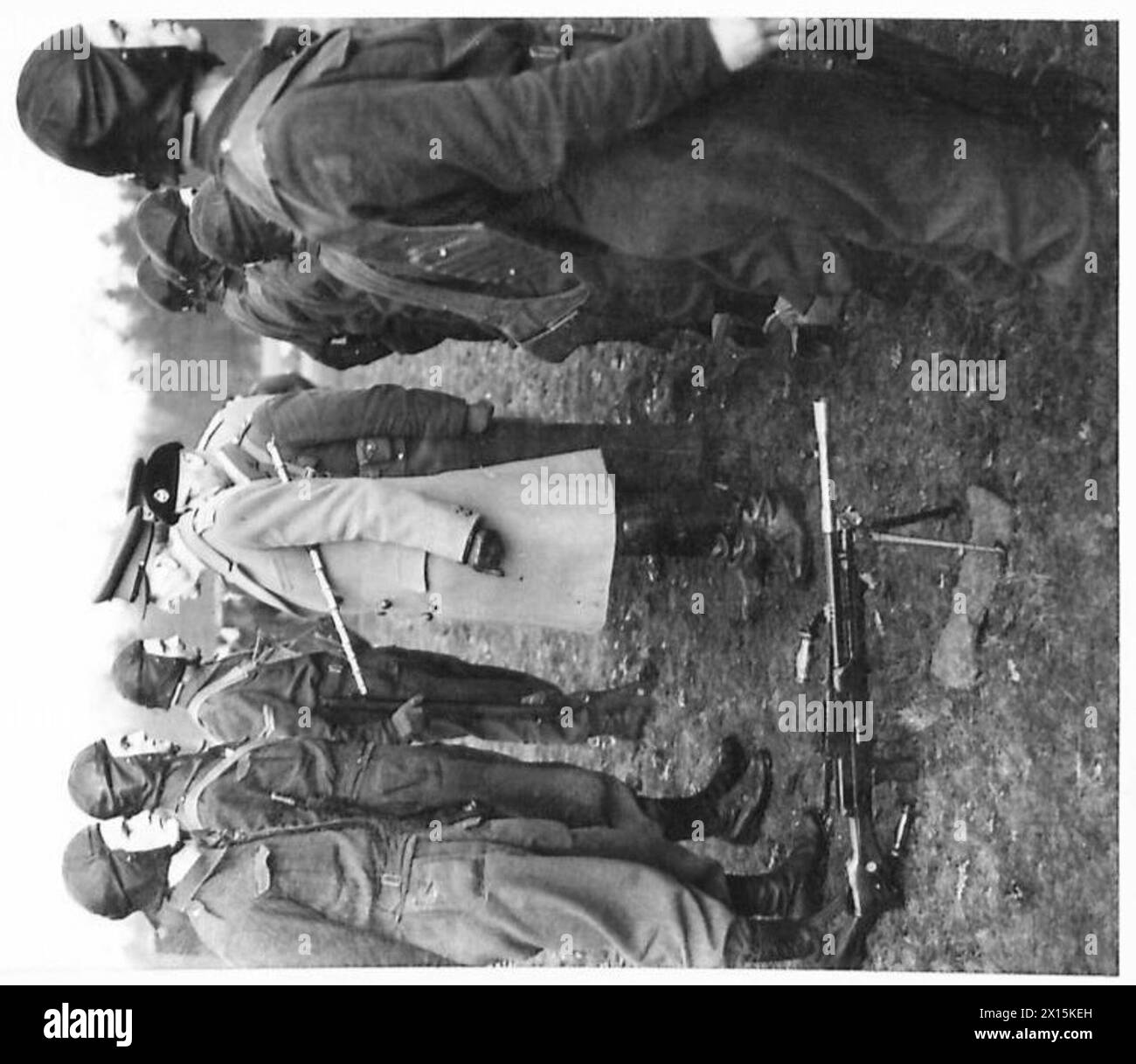 Le général Sir John Dill inspecte les troupes de parachutistes de l'armée britannique près de Ringway, observant l'uniforme et l'équipement. Banque D'Images