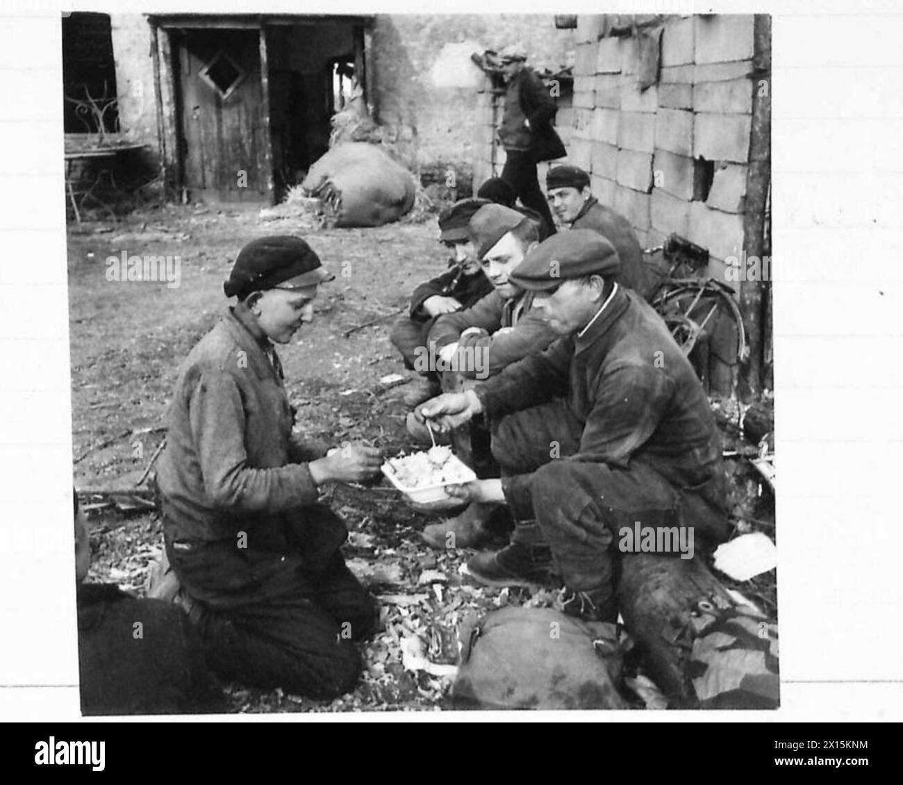 Les anciens membres de la Home Guard allemande qui ne sont plus engagés dans des opérations militaires sont documentés par l'armée britannique. Banque D'Images