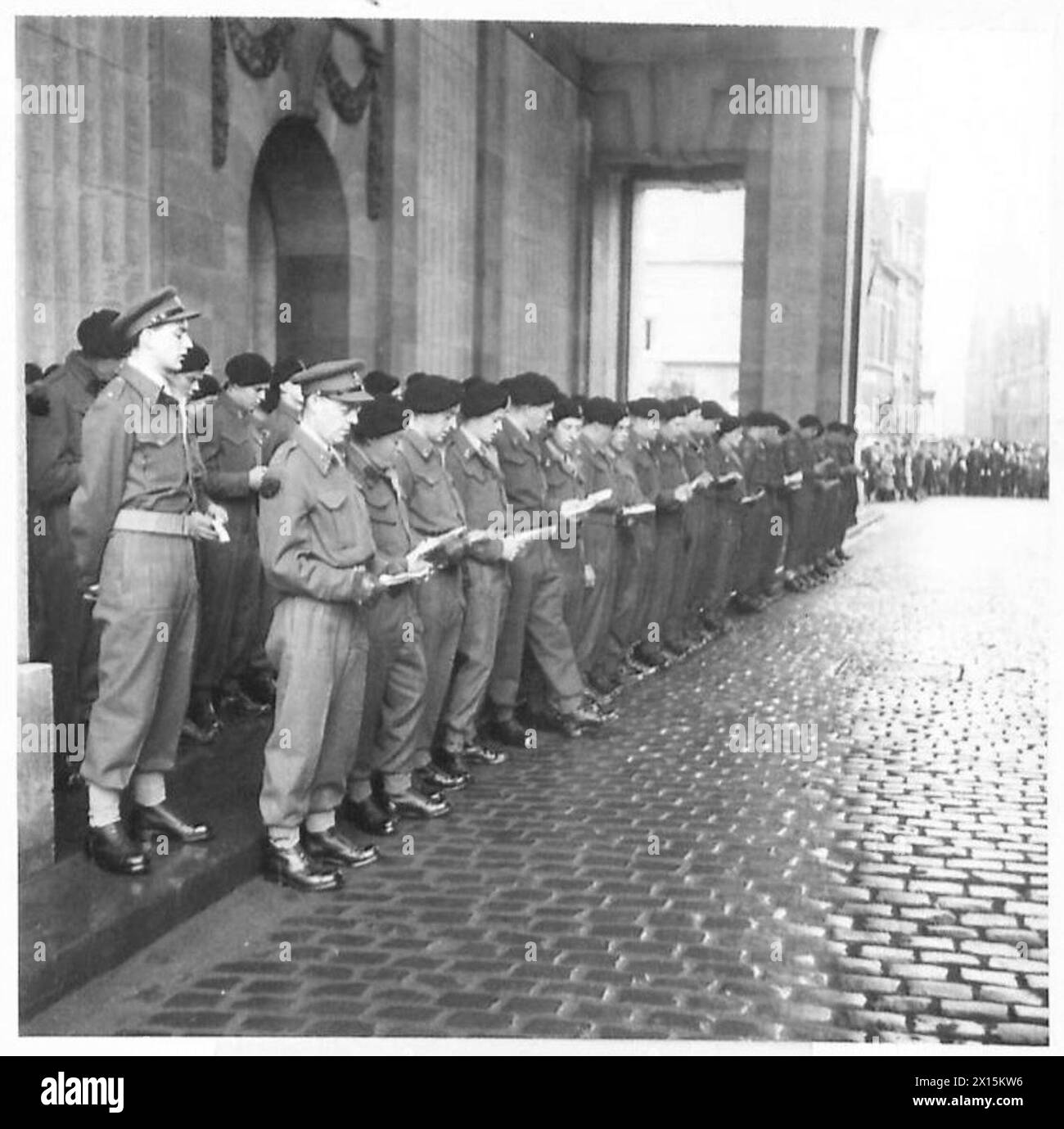 Les soldats de la 29e brigade blindée assistent à un service commémoratif sous la porte de Menin, accompagnés du brigadier et de son major, lors des opérations du 21e groupe d'armées de l'armée britannique. Banque D'Images