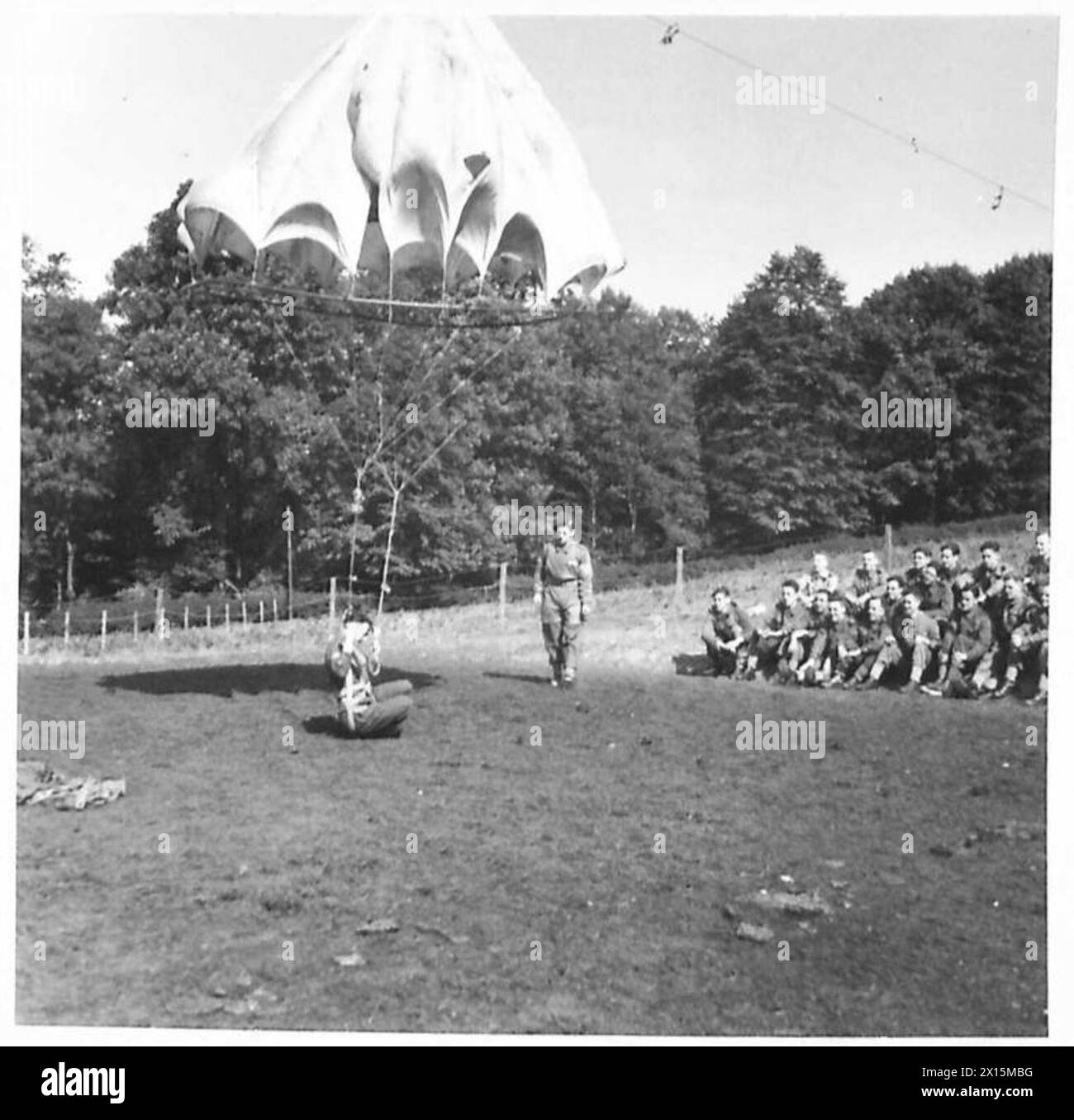Un étudiant du dépôt de formation de parachute et de l'École des forces aéroportées a effectué un atterrissage sécuritaire après avoir effectué un largage de parachute. Banque D'Images