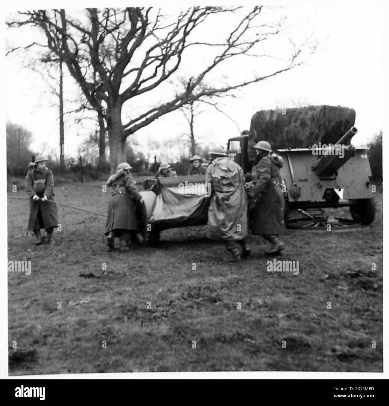Deux divisions mènent une fausse bataille à Bere Regis avec des canons de campagne de 25 livres positionnés par le 76th Highland Field Regiment, 454th Battery. Banque D'Images