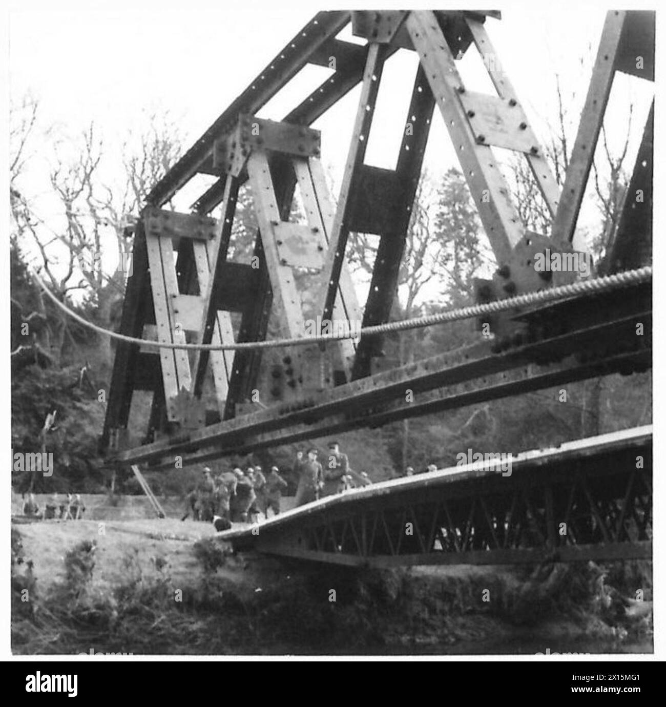 Des sections d'un pont traversent une rivière, tandis qu'un pont à poutres caissonnées est visible sur la droite, déjà érigé. Banque D'Images