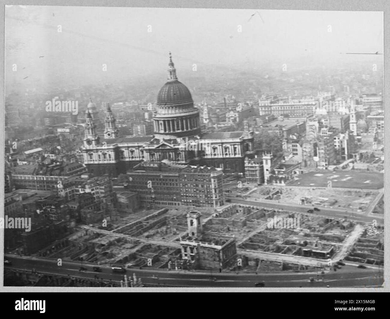 DÉGÂTS CAUSÉS PAR UNE BOMBE À LONDRES : OÙ Une ROQUETTE EST TOMBÉE - en mars 1945, une roquette allemande [V-2] est tombée à la jonction des arrondissements d'East Ham et de West Ham. Cette photo a été prise un mois plus tard, alors que la plupart des débris avaient été enlevés. Victimes - 9 tués, 40 cas hospitaliers, 129 légèrement blessés. Dommages - 7 maisons complètement démolies ; 10 partiellement démolies ; 111 gravement endommagées ; 1500 endommagées. (La route sur la gauche est New City Road, allant de haut en bas de l'image est Boundary Road avec Lichfield Road sur sa droite) Royal Air Force Banque D'Images