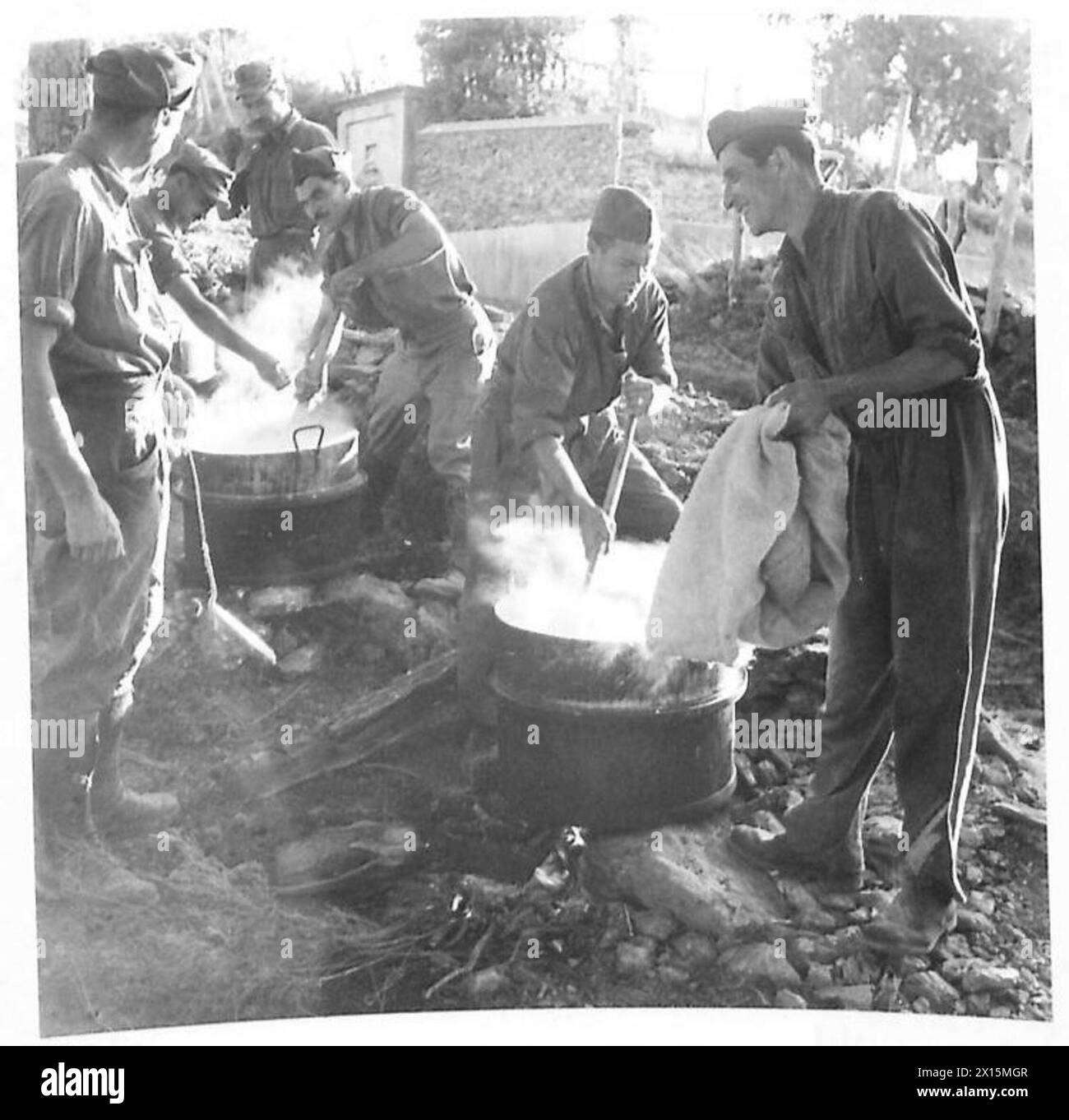 INVASION DE L'ITALIE : HUITIÈME FRONT DE L'ARMÉE LES TROUPES ITALIENNES COMBATTENT AUX CÔTÉS DES ALLIÉS - des cuisiniers italiens préparant le repas du soir avec des rations fournies par l'armée britannique alliée Banque D'Images