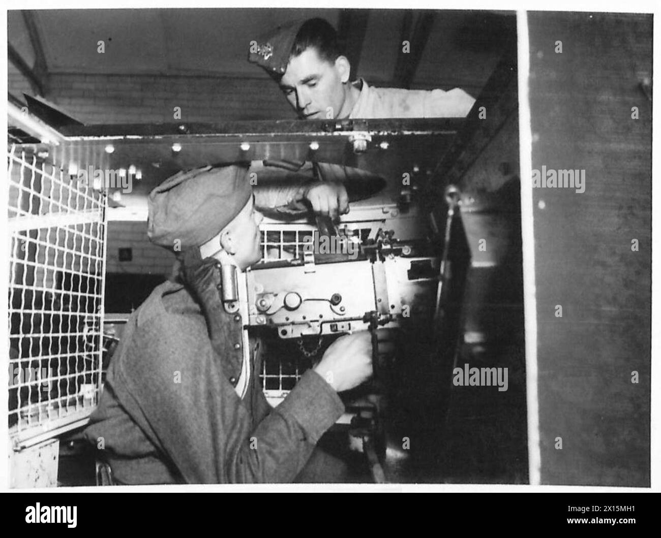 Le soldat Langley reçoit des instructions d'artillerie sur un champ de tir miniature dans le cadre de l'entraînement de base Banque D'Images