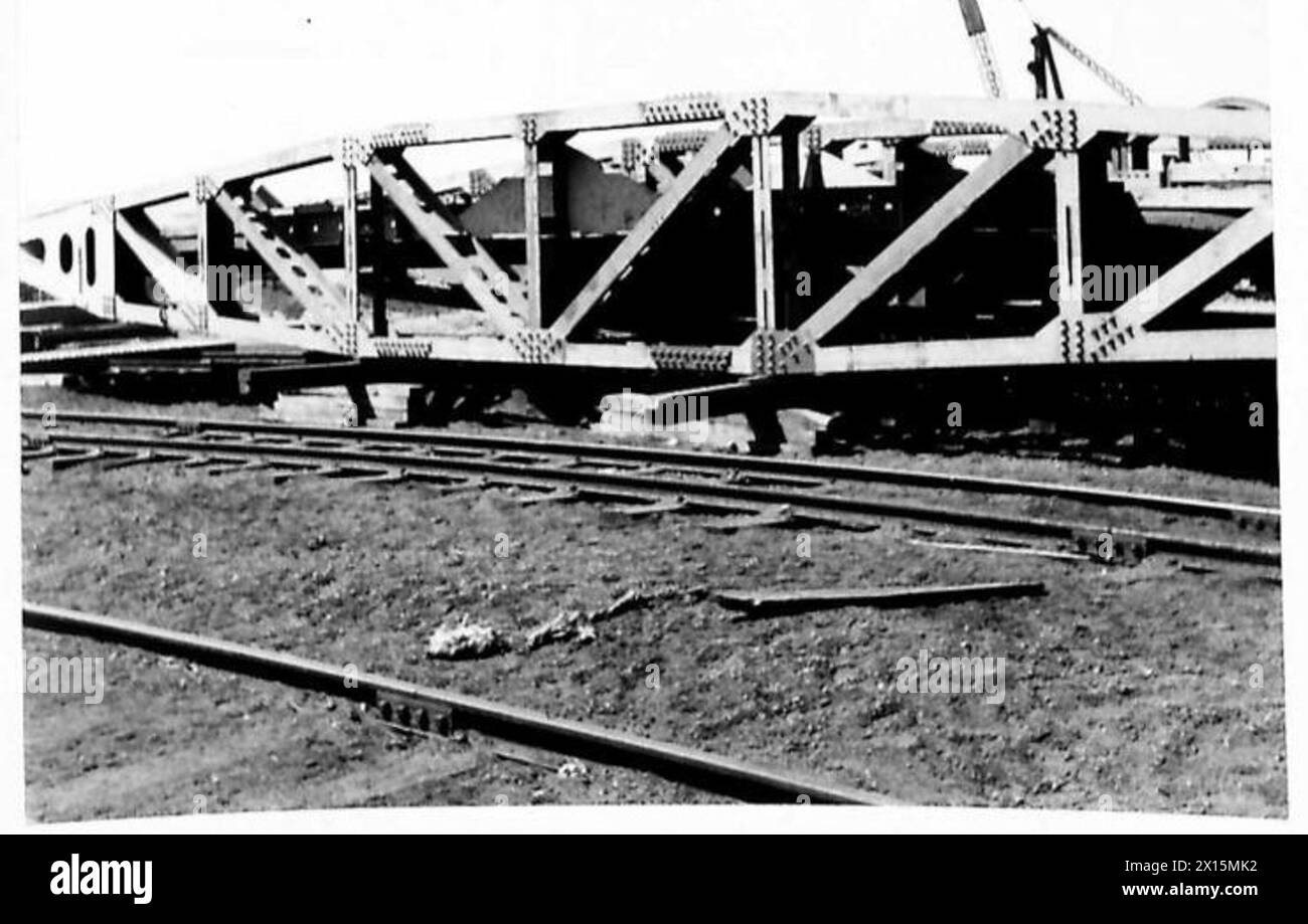 Une équipe en mission spéciale fixe des soutiens sur la route pour les poutres dans le cadre des opérations de l'armée britannique. Banque D'Images