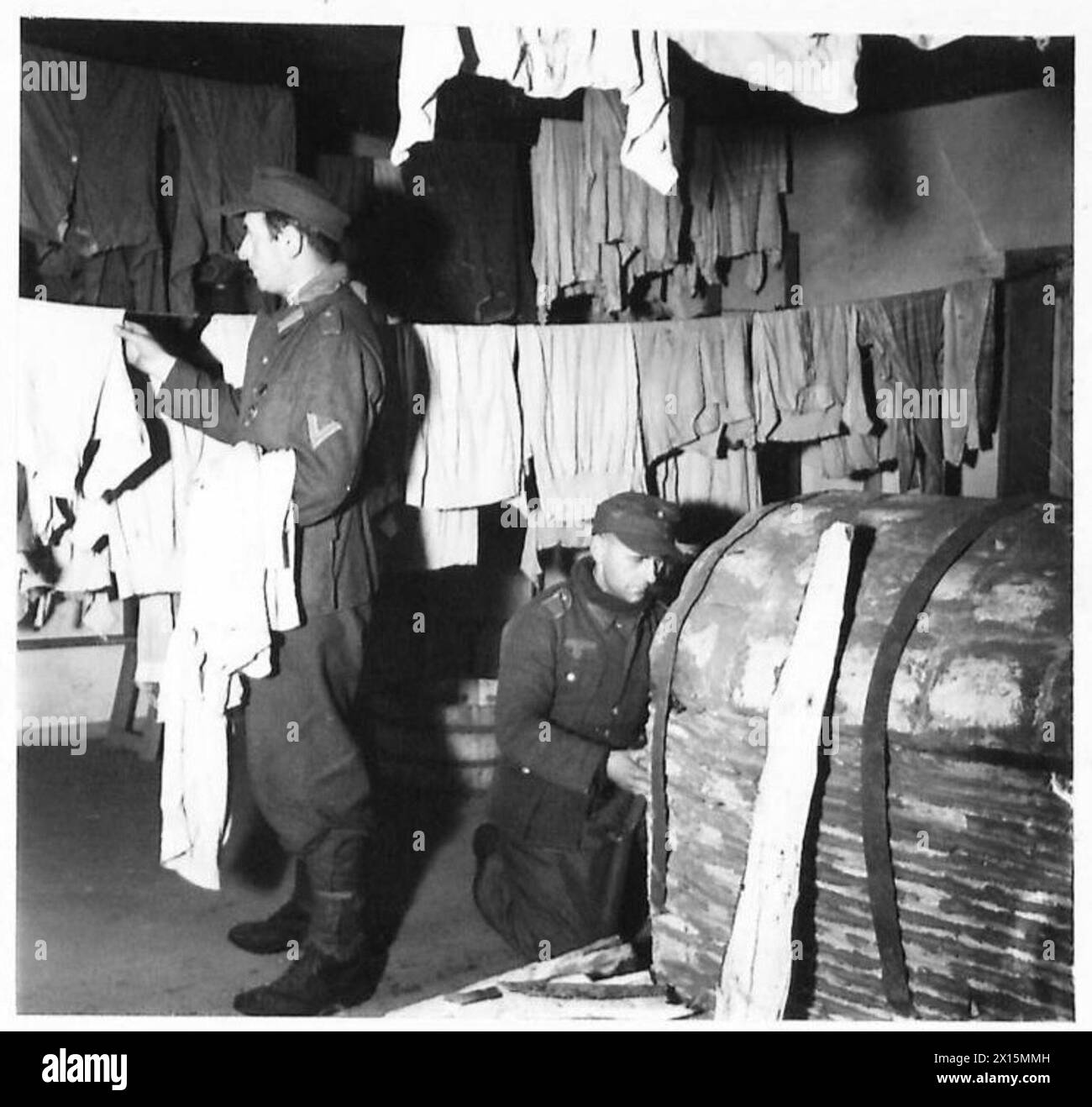 Une grande salle de séchage chauffée équipée d'un four néerlandais est utilisée pour sécher le linge POW sous la direction de l'armée britannique, 21st Army Group. Banque D'Images