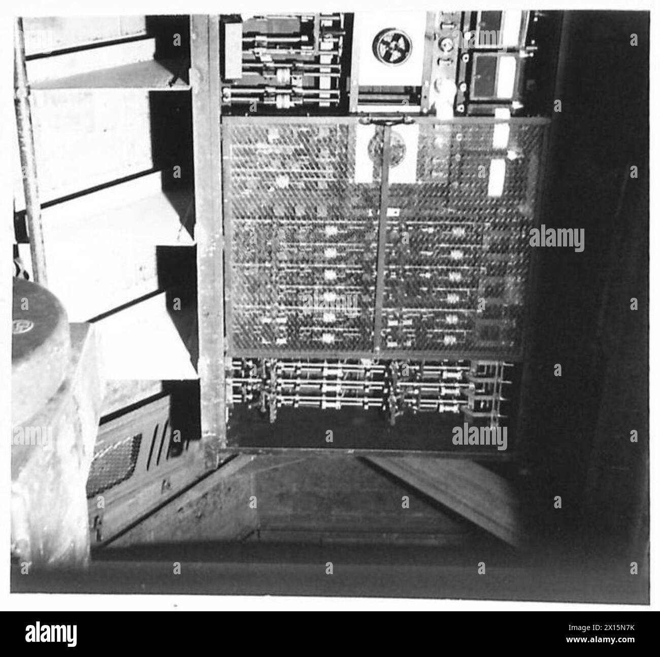 Photographie montrant l'équipement électrique manipulé sur un ponton Spud dans le cadre d'une mission spéciale pour D.TN dans l'armée britannique. Banque D'Images