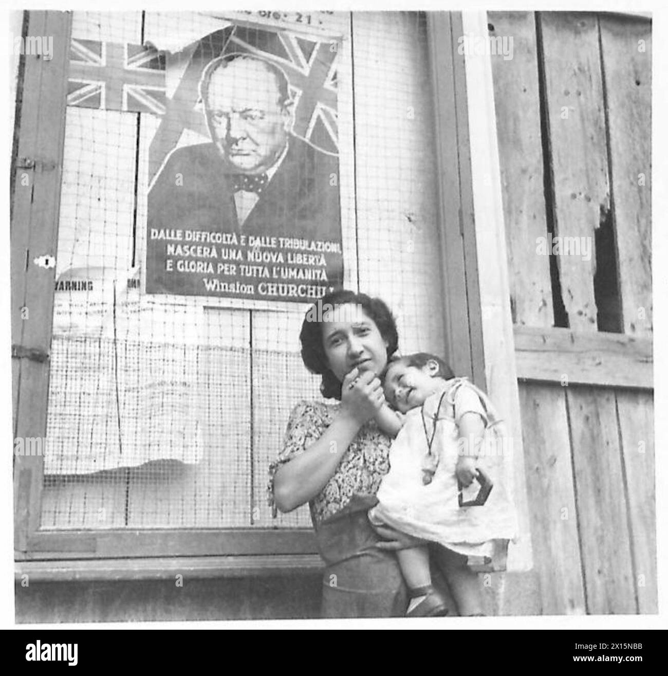 SICILIAN OUTLOOK - 'beaucoup de tracts ont été lâchés ici par votre armée de l'air, et nous les avons lus et changé notre opinion sur les Anglais' a déclaré la jeune Antonionetta Capenello de via Lombardo, Vizzini, photographiée ici avec son enfant Mimmo âgé de 2 ans. "Et puis nous écoutions toujours la BBC. Votre Col. Stevens est un homme merveilleux. Nous avions l'habitude de recevoir toutes nos nouvelles de lui en italien, et de les transmettre." , Armée britannique Banque D'Images