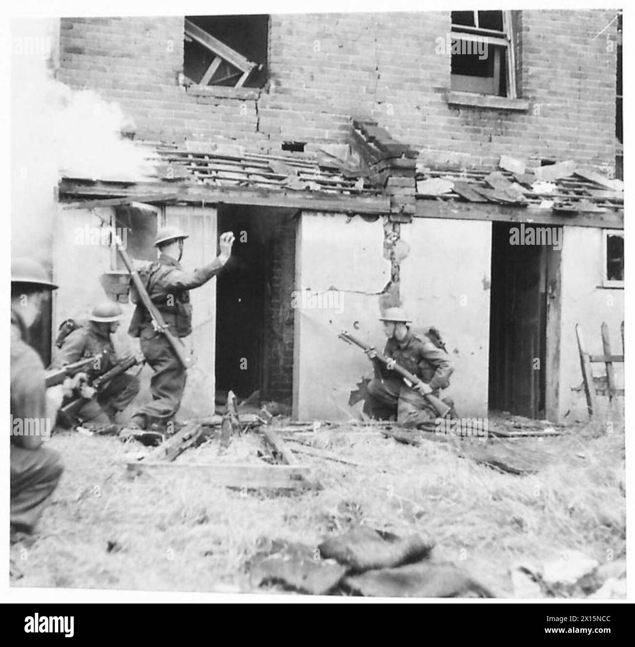 LES RUES BOMBARDÉES FOURNISSENT À L'ARMÉE UN CHAMP DE BATAILLE D'ENTRAÎNEMENT - bombarder l'"ennemi", l'armée britannique Banque D'Images