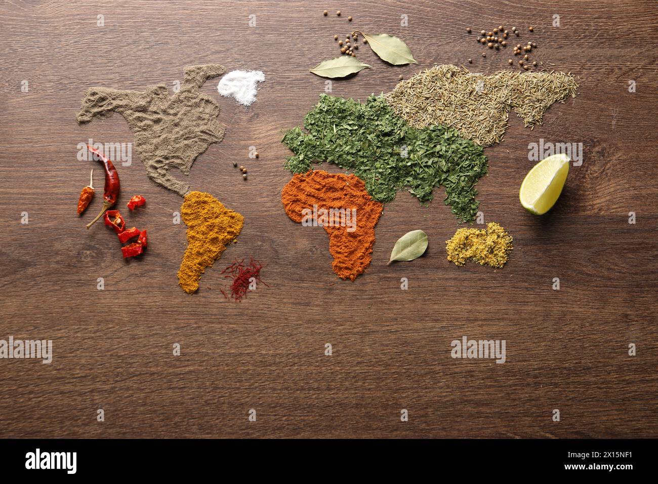 Carte du monde de différentes épices sur la table en bois, plat Banque D'Images