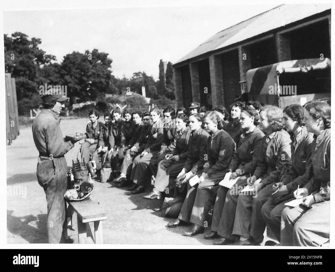 Une classe de membres du Service territorial auxiliaire reçoit une instruction sur le fonctionnement des motocyclettes dans le cadre de la formation de l'armée britannique. Banque D'Images