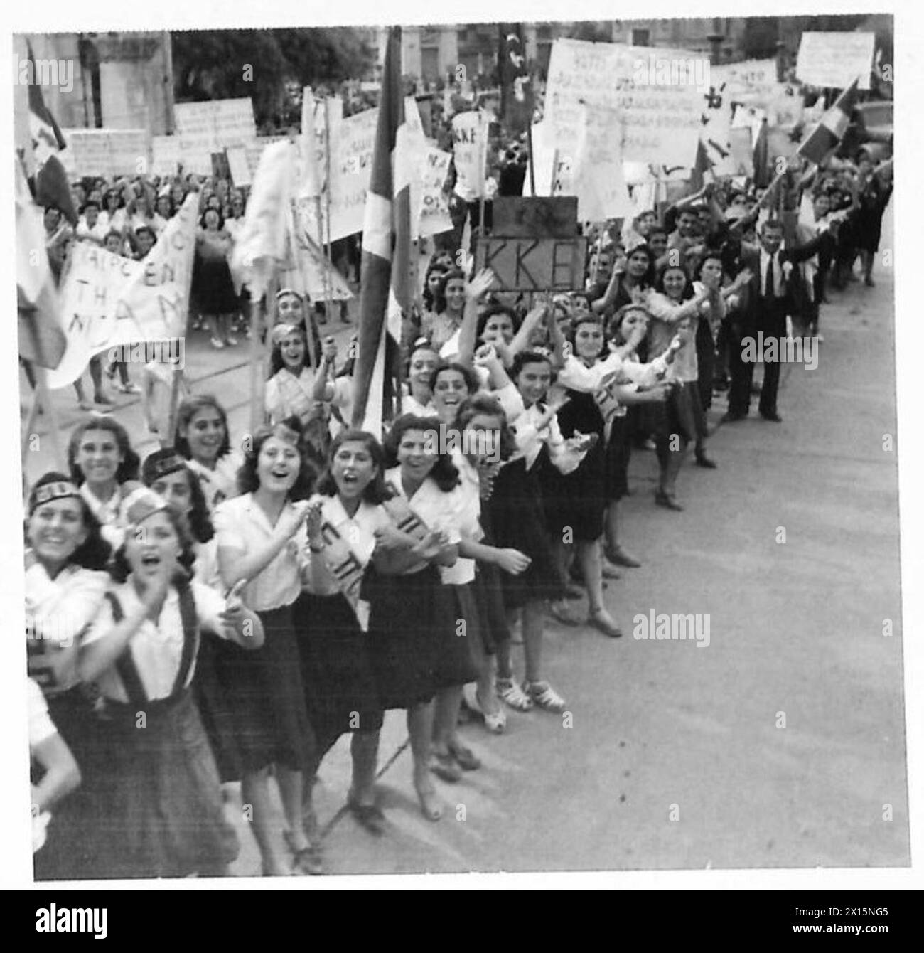 Des civils acclamés, y compris des membres d'A.M., bordent les routes alors que le transport militaire entre à Athènes lors d'une opération de mouvement urbain. Banque D'Images