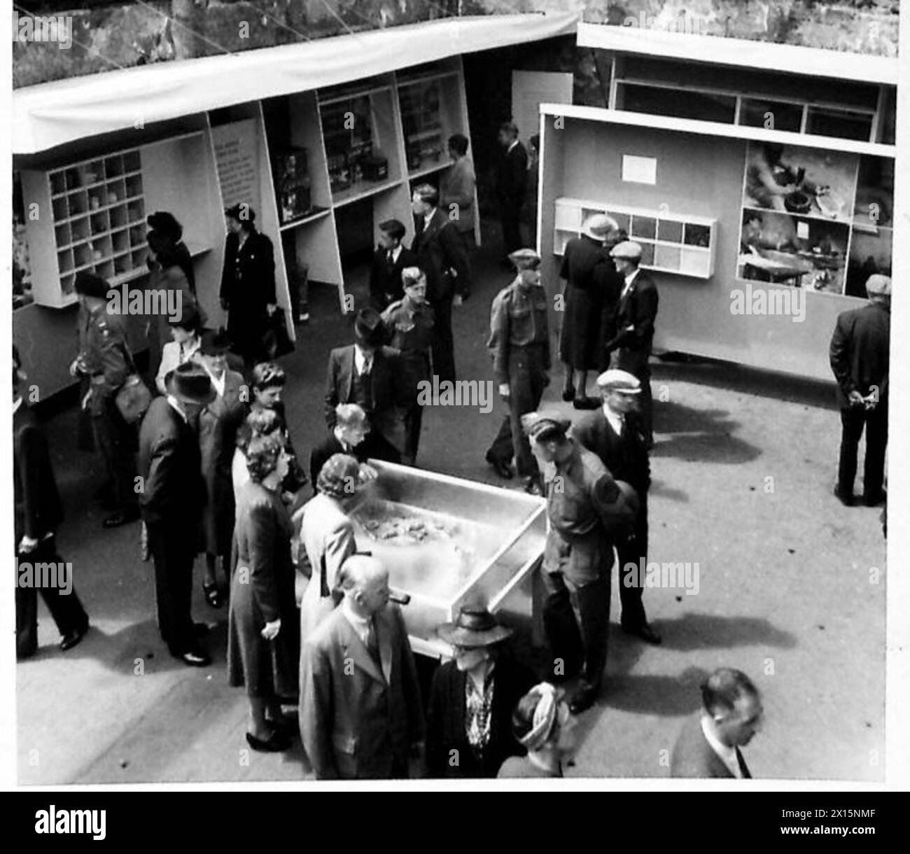 Les visiteurs observent du matériel militaire exposé lors d'une exposition de l'armée britannique. Banque D'Images