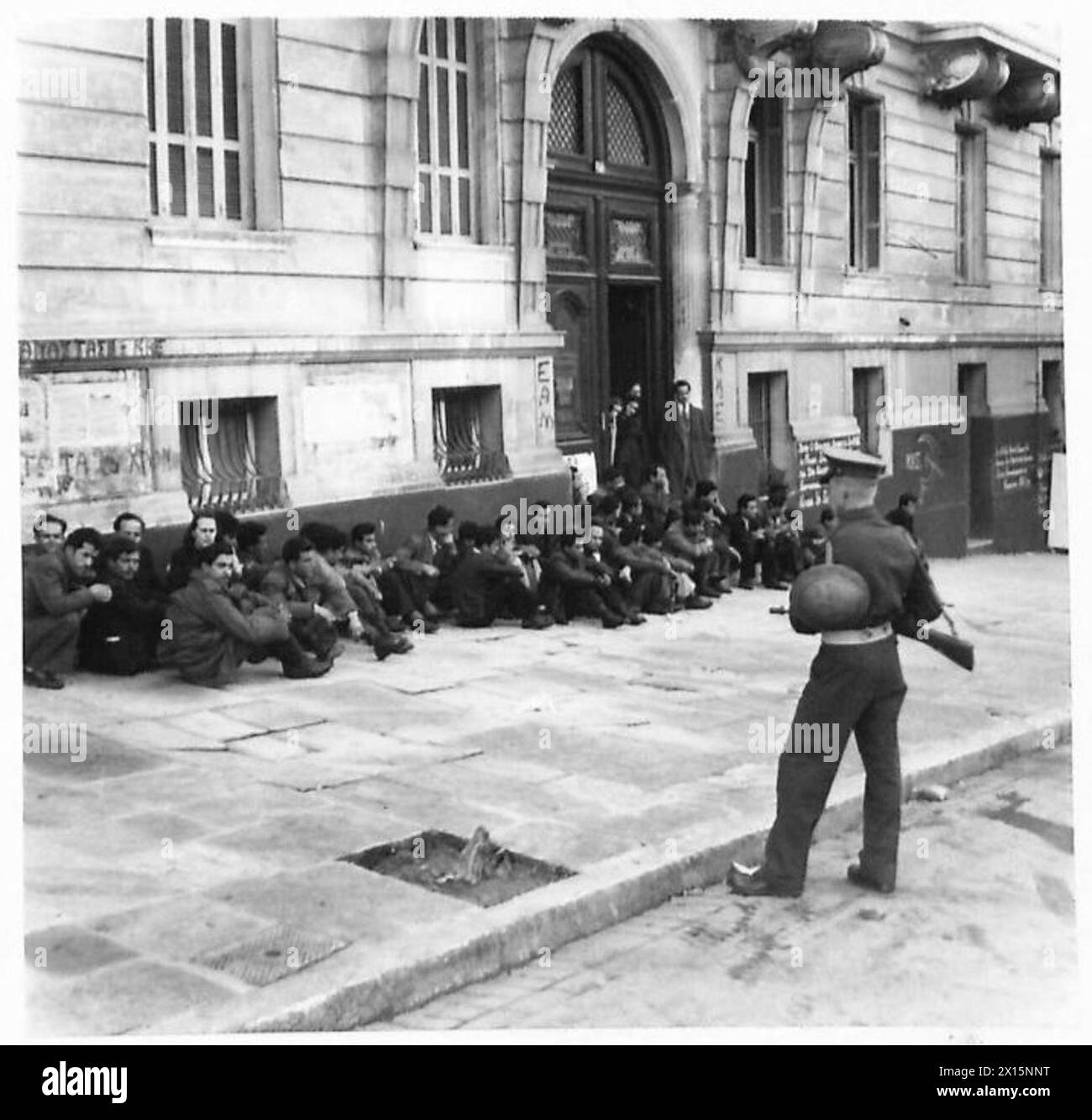 Pendant la guerre civile grecque, des prisonniers ont été capturés dans le bâtiment K.K.E. sur la place de la Constitution. Banque D'Images