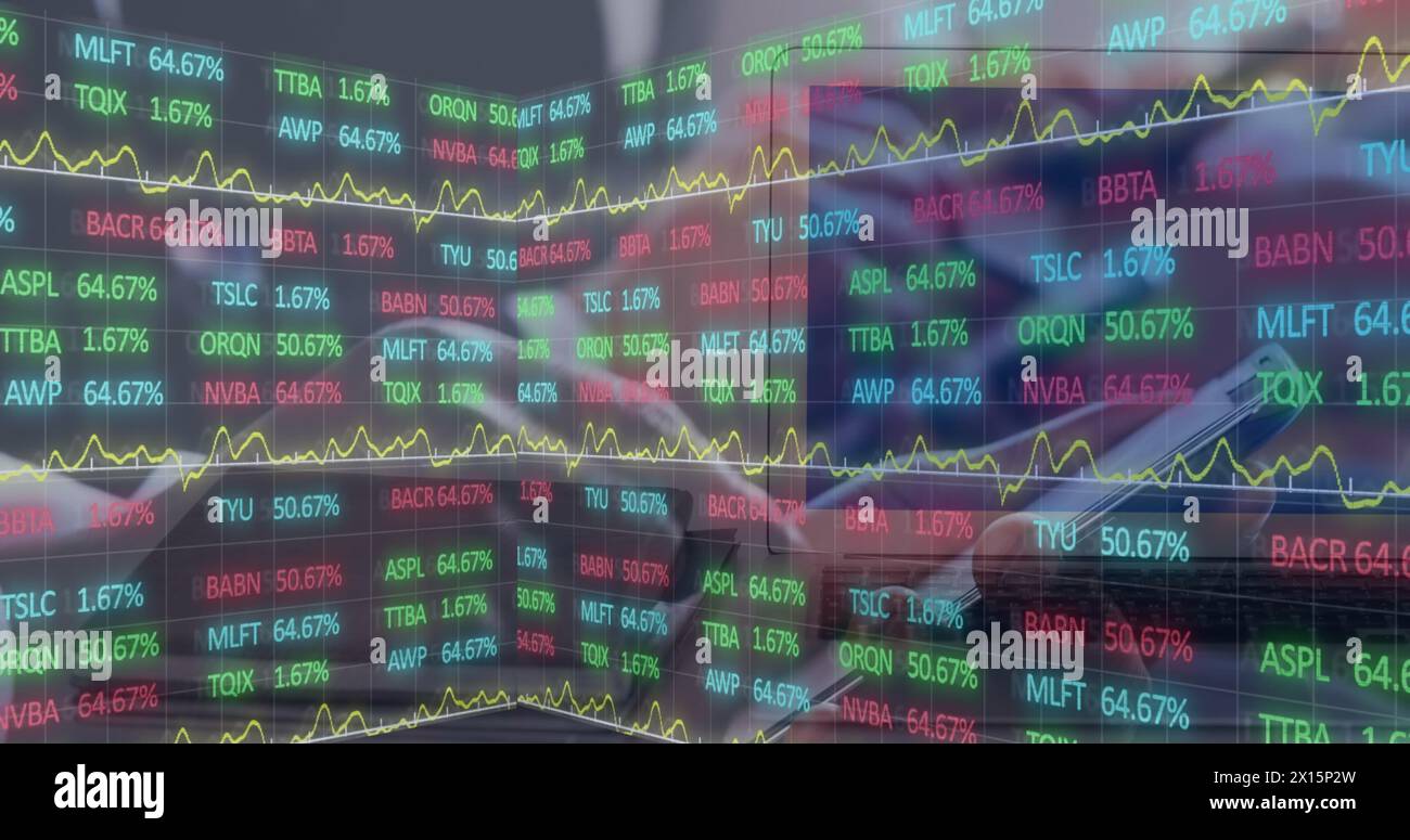 Image du traitement des données boursières sur une section moyenne des gens d'affaires utilisant un appareil électronique Banque D'Images