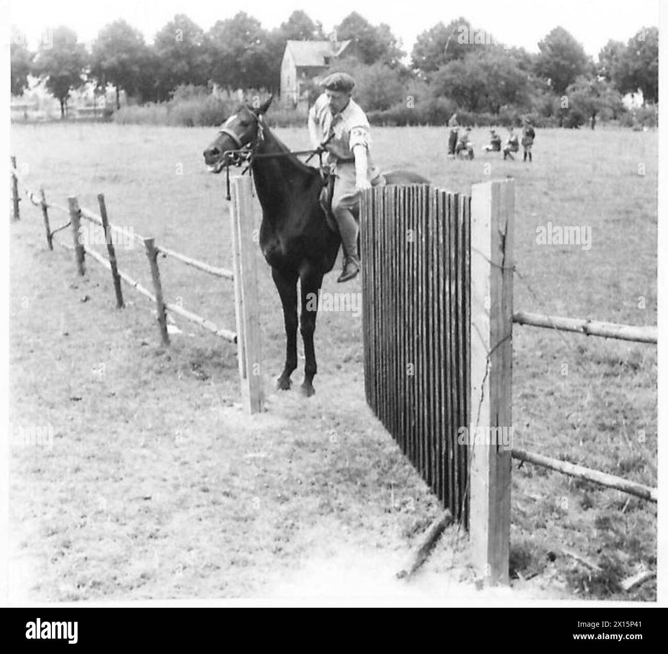 Un concours hippique organisé par le 21e groupe d'armées de l'armée britannique avec un concours d'ouverture de porte. Banque D'Images