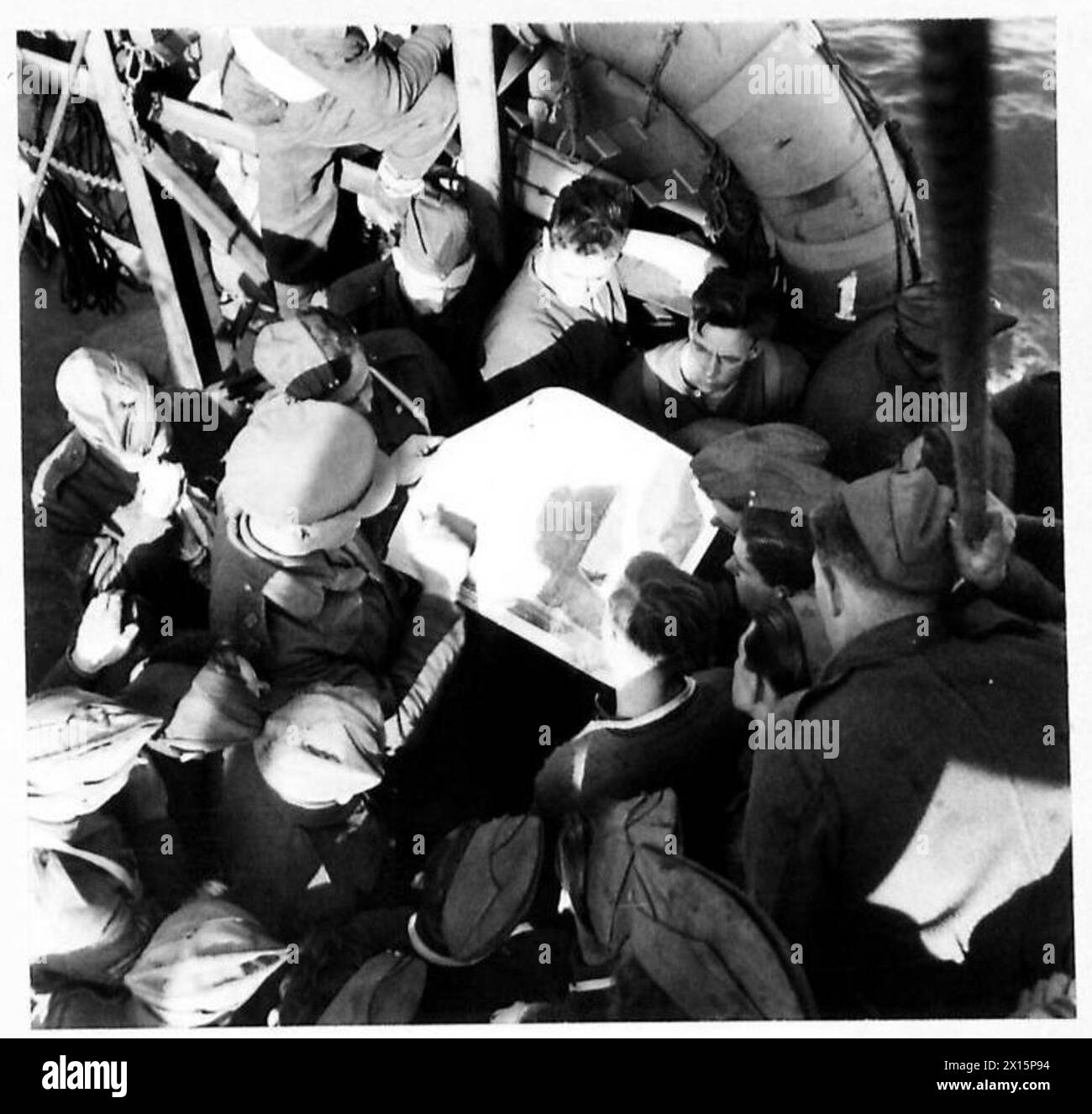Un officier explique aux soldats une opération de débarquement au sud de Rome à l'aide d'une photographie aérienne à grande échelle. Banque D'Images