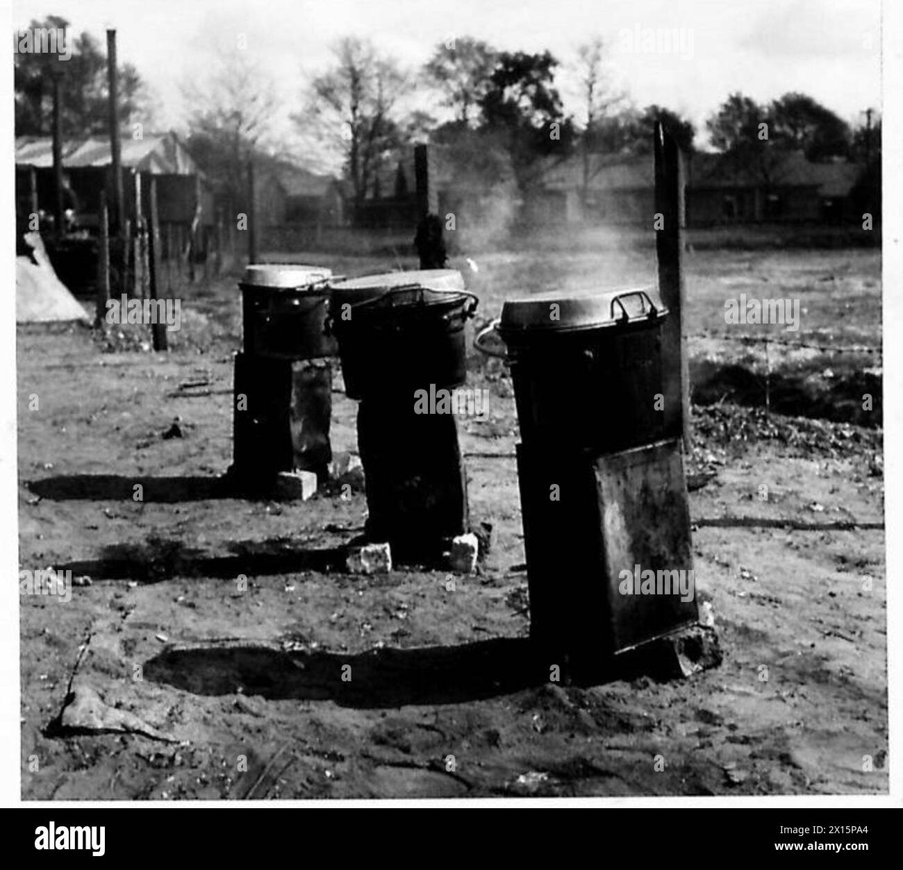 Fours de cuisson improvisés et chaudières utilisés dans un dépôt de l'armée britannique pour la préparation des repas pendant les opérations de la seconde Guerre mondiale. Banque D'Images