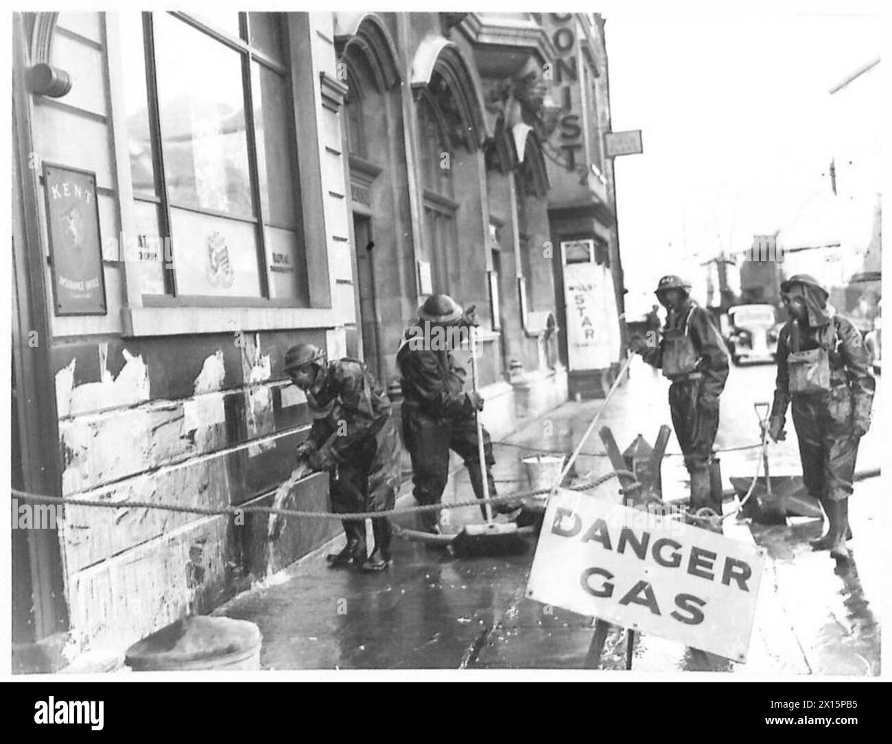 Une escouade de décontamination de l'ARP travaille lors d'une attaque sur Canterbury dans le cadre des opérations de l'armée britannique. Banque D'Images