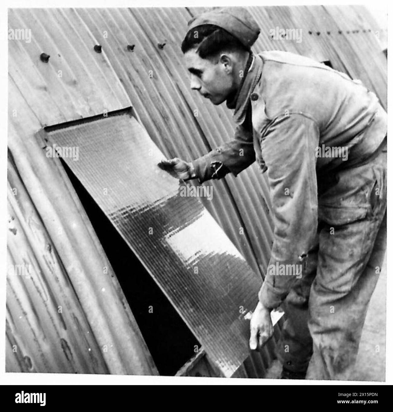 LE PIONEER CORPS - Un vitrier se met sur la tâche de l'ajustement dans les fenêtres British Army Banque D'Images