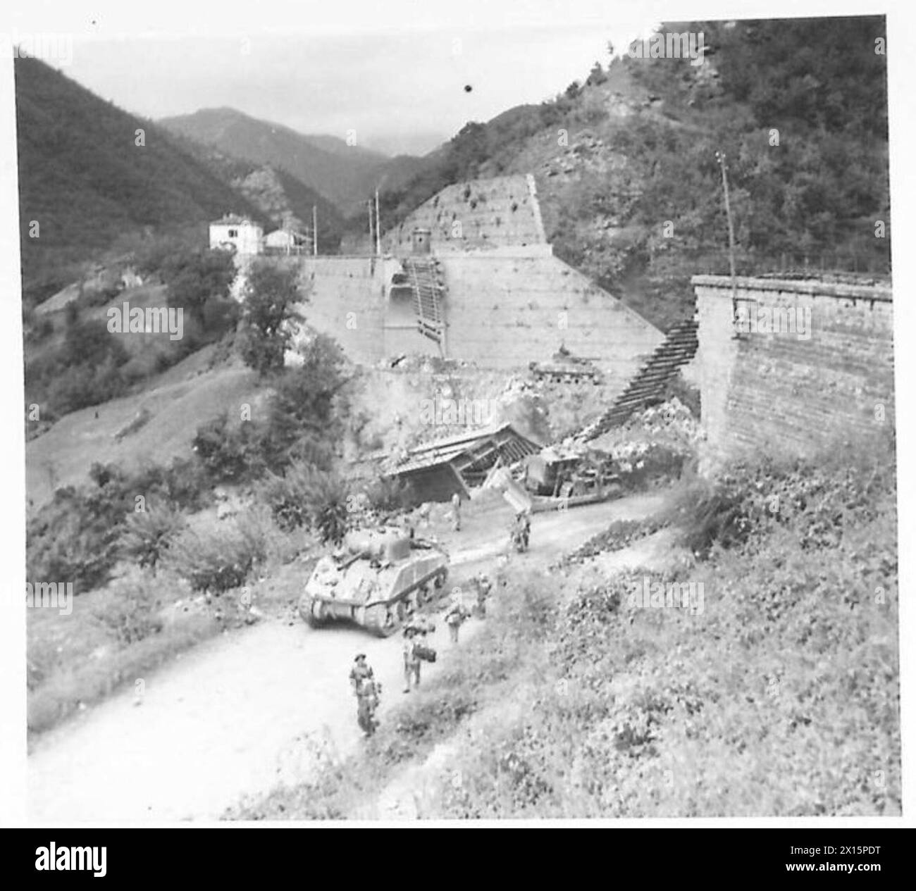 Les chars Sherman du 11e Régiment blindé canadien traversent un pont ferroviaire détruit pour soutenir les États-majors en Italie. Banque D'Images