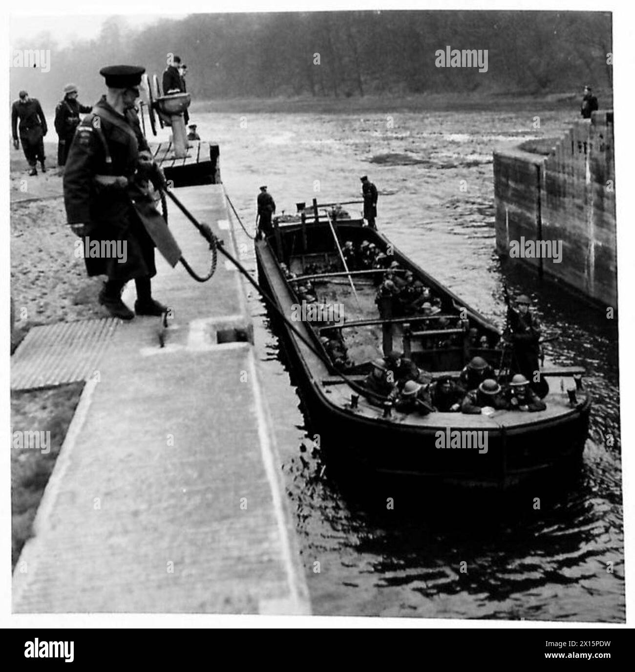 Les Home Guards surveillent les voies navigables intérieures lorsque les portes de verrouillage s'ouvrent, permettant à un lanceur et à une barge d'entrer. Banque D'Images