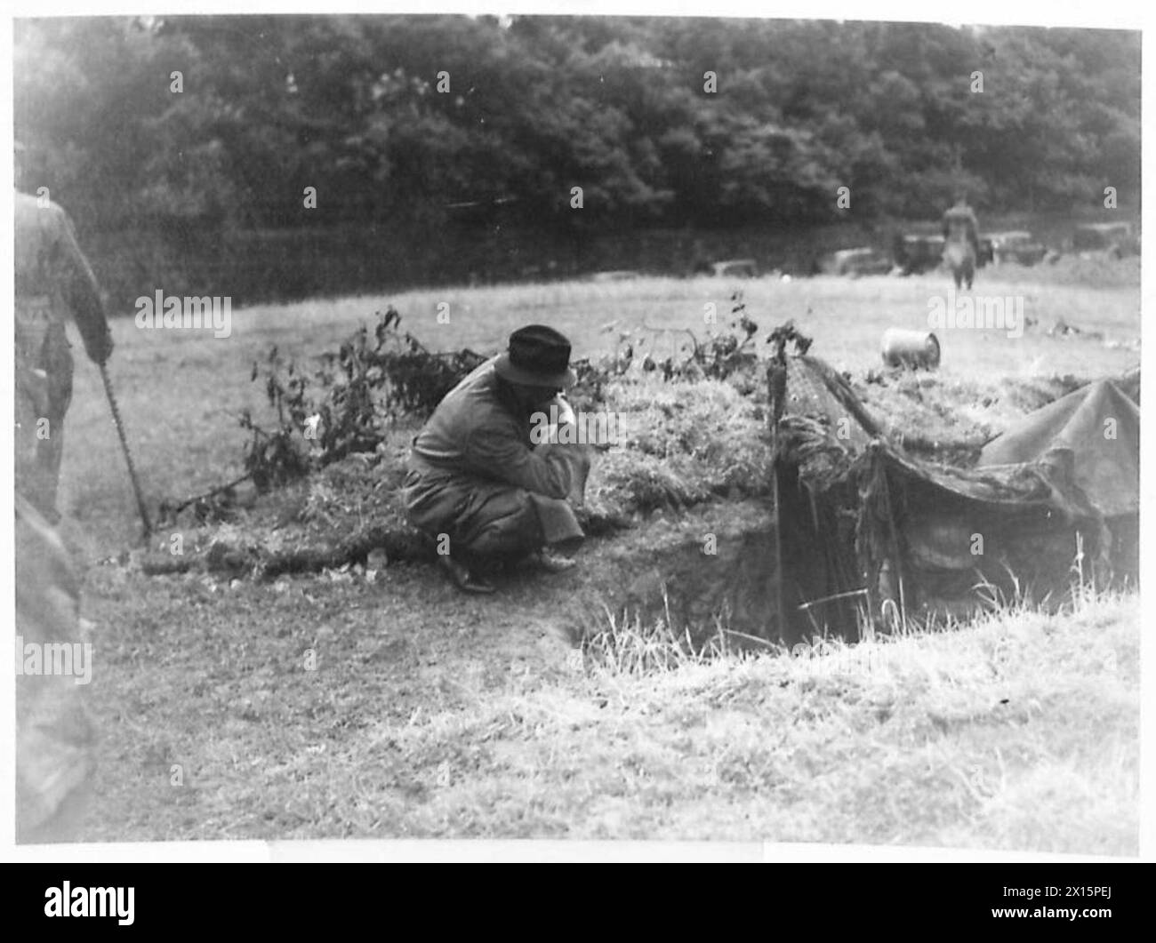 M. A. Eden, secrétaire d'État, s'entretient avec des soldats stationnés dans un poste de mitrailleuses sur les parcours de golf de North Berwick au sein du Scottish Command. Banque D'Images