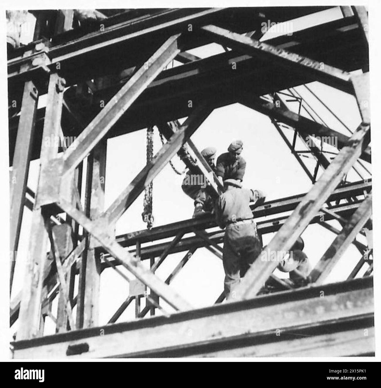 Les sapeurs de la huitième armée travaillent sur de lourdes sections transversales d'un pont enjambant la rivière Ronco en Italie. Banque D'Images