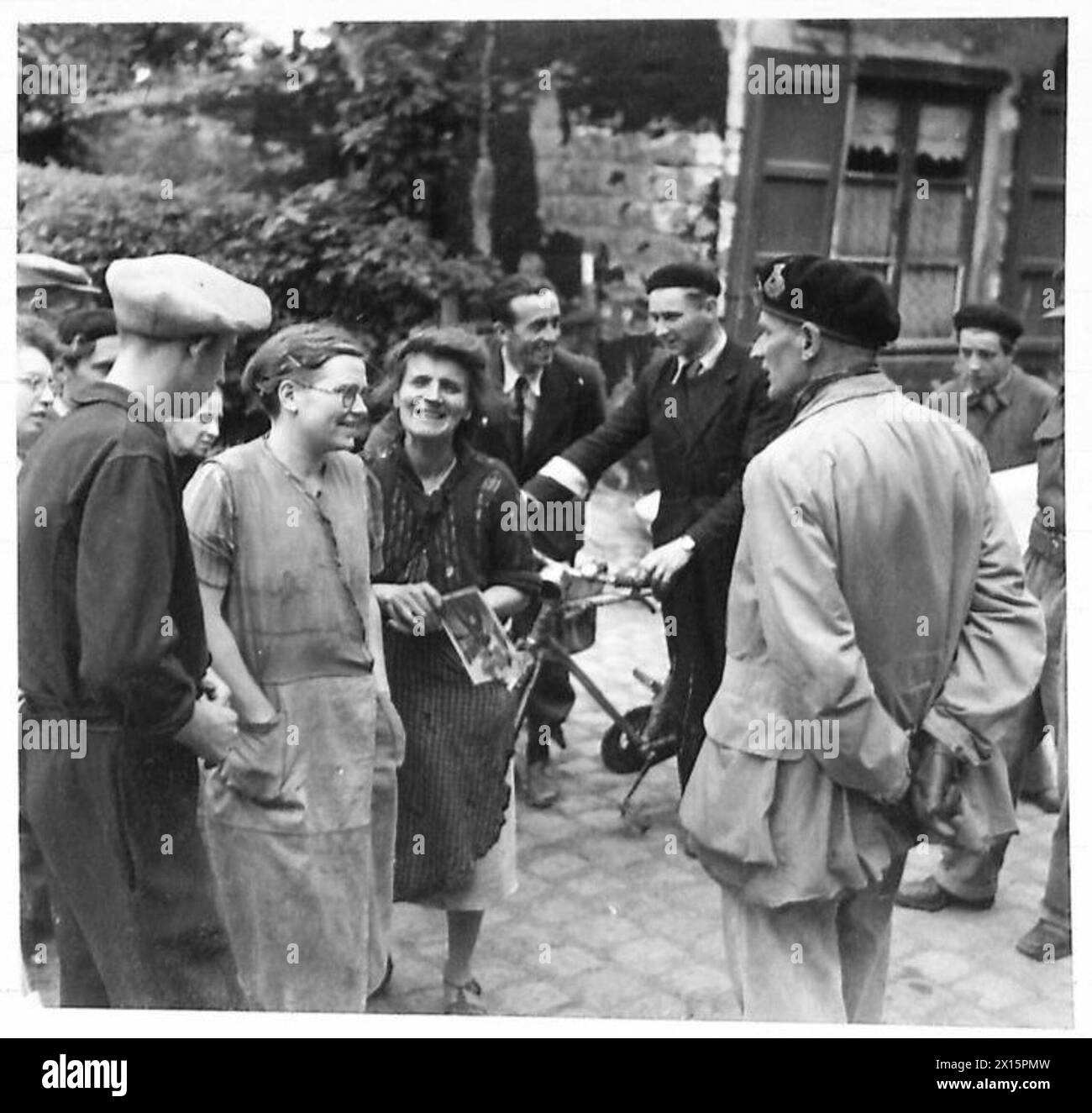 Le maréchal Montgomery visite la crête de Vimy et rencontre les 5e et 6e Commandos, tout en discutant avec les villageois de Lesquin près de la frontière belge, reflétant son expérience de commandement de la 3e division de l'armée britannique, 21e groupe d'armées pendant la seconde Guerre mondiale. Banque D'Images