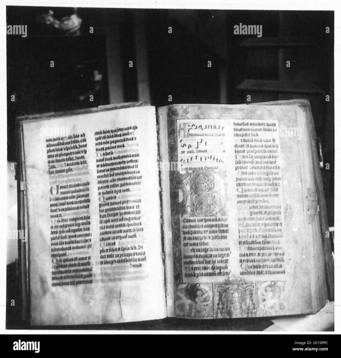 Manuscrit du Psaltérium imprimé à la main de 1500, sauvé par le MFA&A, peint sur parchemin aux couleurs vives, représentant la préservation historique. Banque D'Images