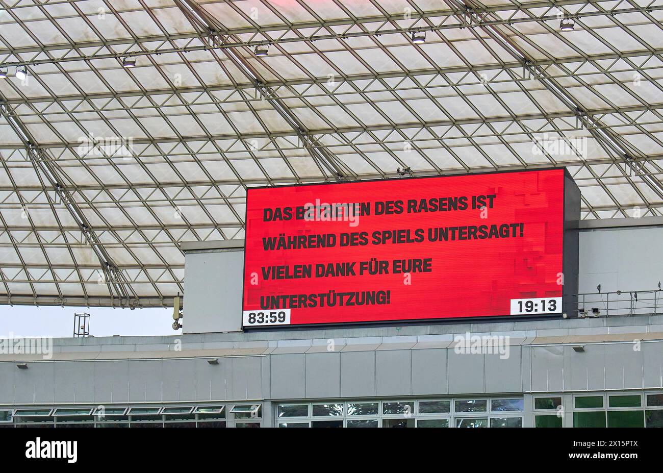 Screen board se souvient qu'il est interdit d'entrer sur le terrain après le match BAYER 04 LEVERKUSEN - SV WERDER BRÊME 5-0 le 14 avril 2024 à Leverkusen, Allemagne. Saison 2023/2024, 1.Bundesliga,, Journée 29, 29.Spieltag photographe : ddp images / STAR-images - LA RÉGLEMENTATION DFL INTERDIT TOUTE UTILISATION DE PHOTOGRAPHIES comme SÉQUENCES D'IMAGES et/ou QUASI-VIDÉO - Banque D'Images