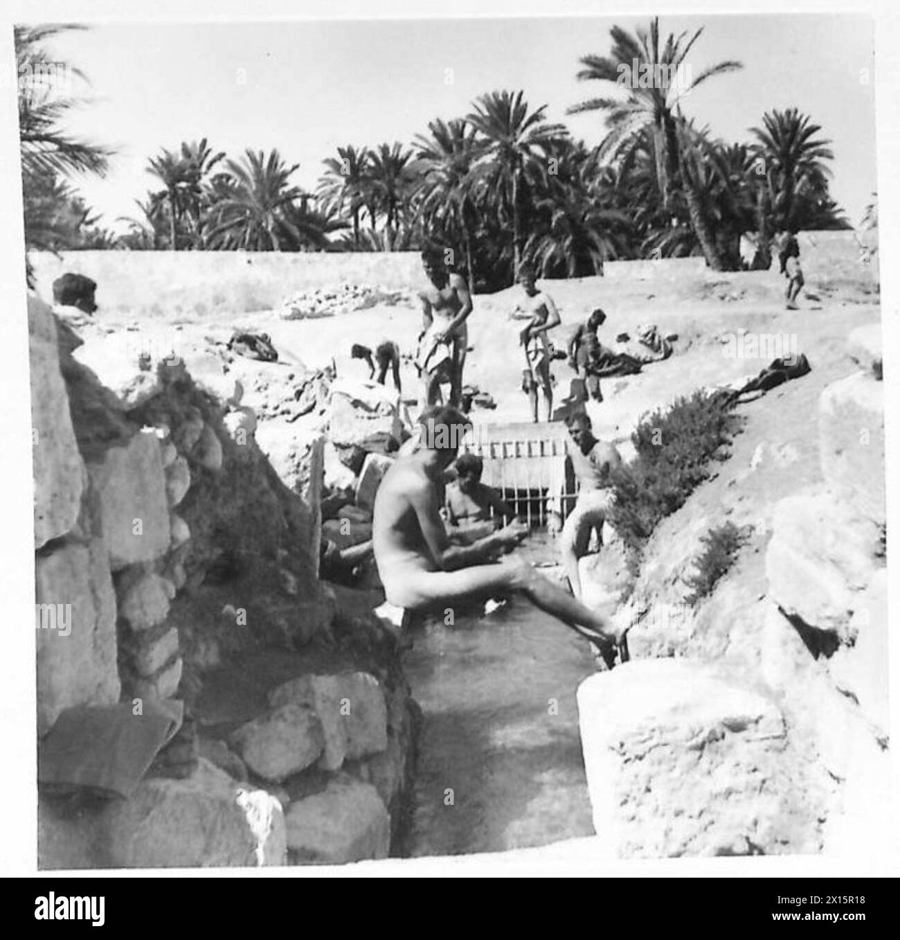 Les soldats de la 8e armée traversent le désert jusqu'à El Hamma, en Tunisie, où une source chaude centrale fournit de l'eau après les tempêtes de sable et les marches prolongées. Banque D'Images