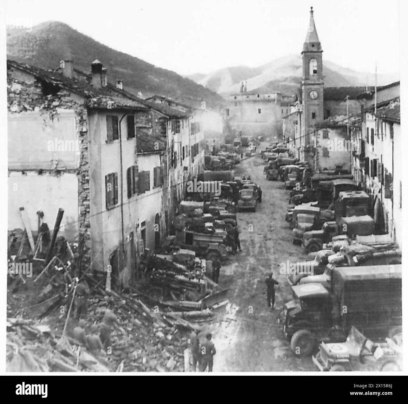 'A Castel Del Rio, sous les tirs d'obus ennemis, des véhicules de différents types occupent tous les espaces de stationnement disponibles pendant les opérations de la Cinquième Armée.' Banque D'Images