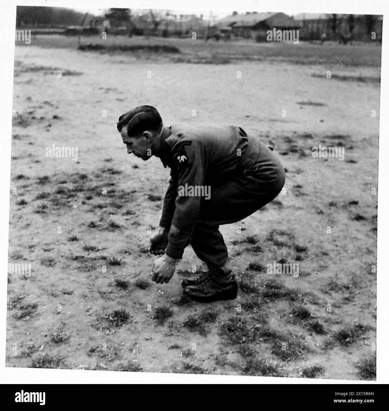 Un soldat démontre la position de départ d'un exercice d'entraînement physique de base sans poids, mettant en évidence la posture et la forme. Banque D'Images