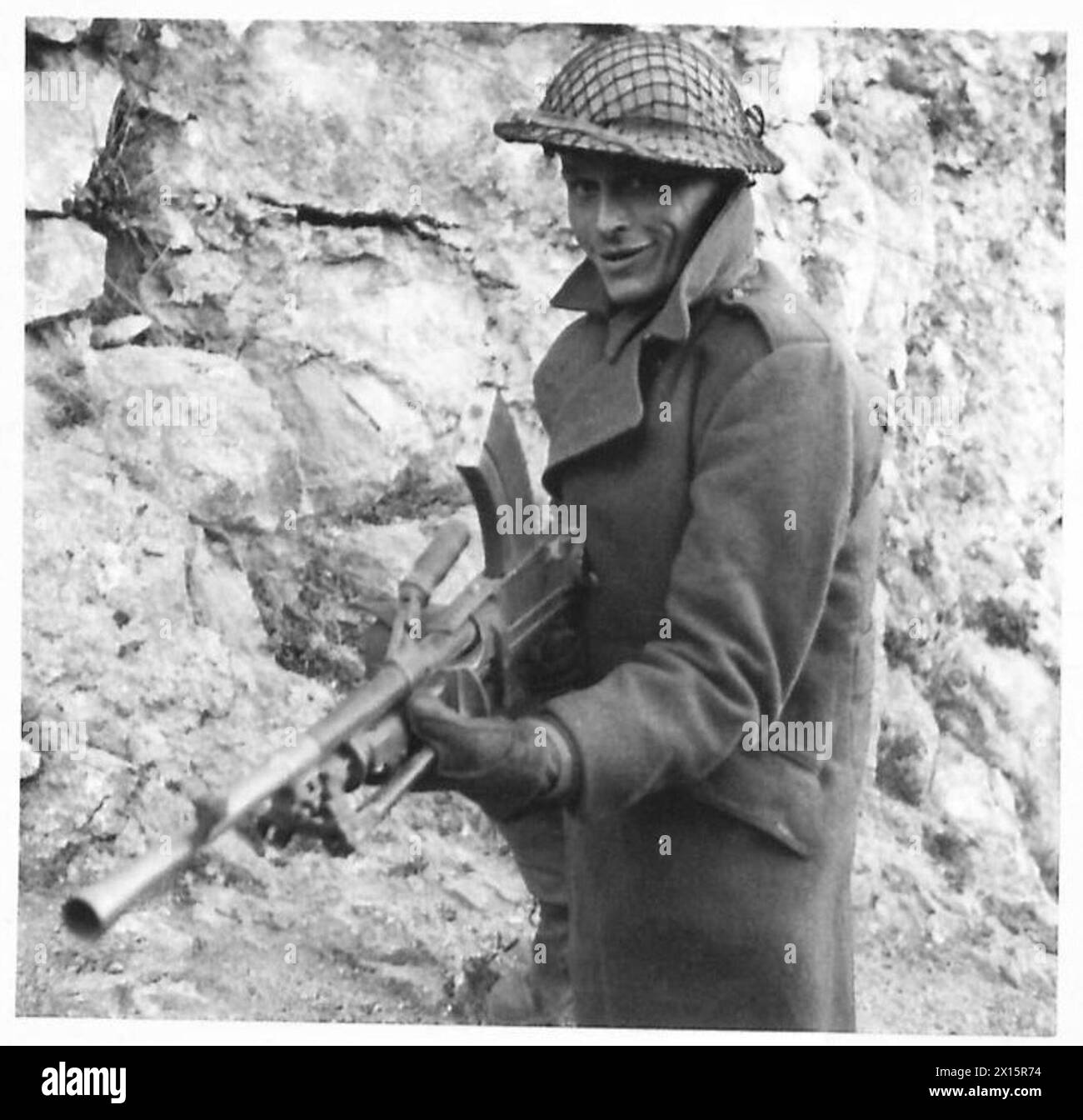 Le soldat Doug Mason de la 5e armée britannique à Cassino a secouru les soldats blessés du Royal West Kent alors qu'ils n'étaient pas armés et a conduit six parachutistes allemands en captivité. Banque D'Images
