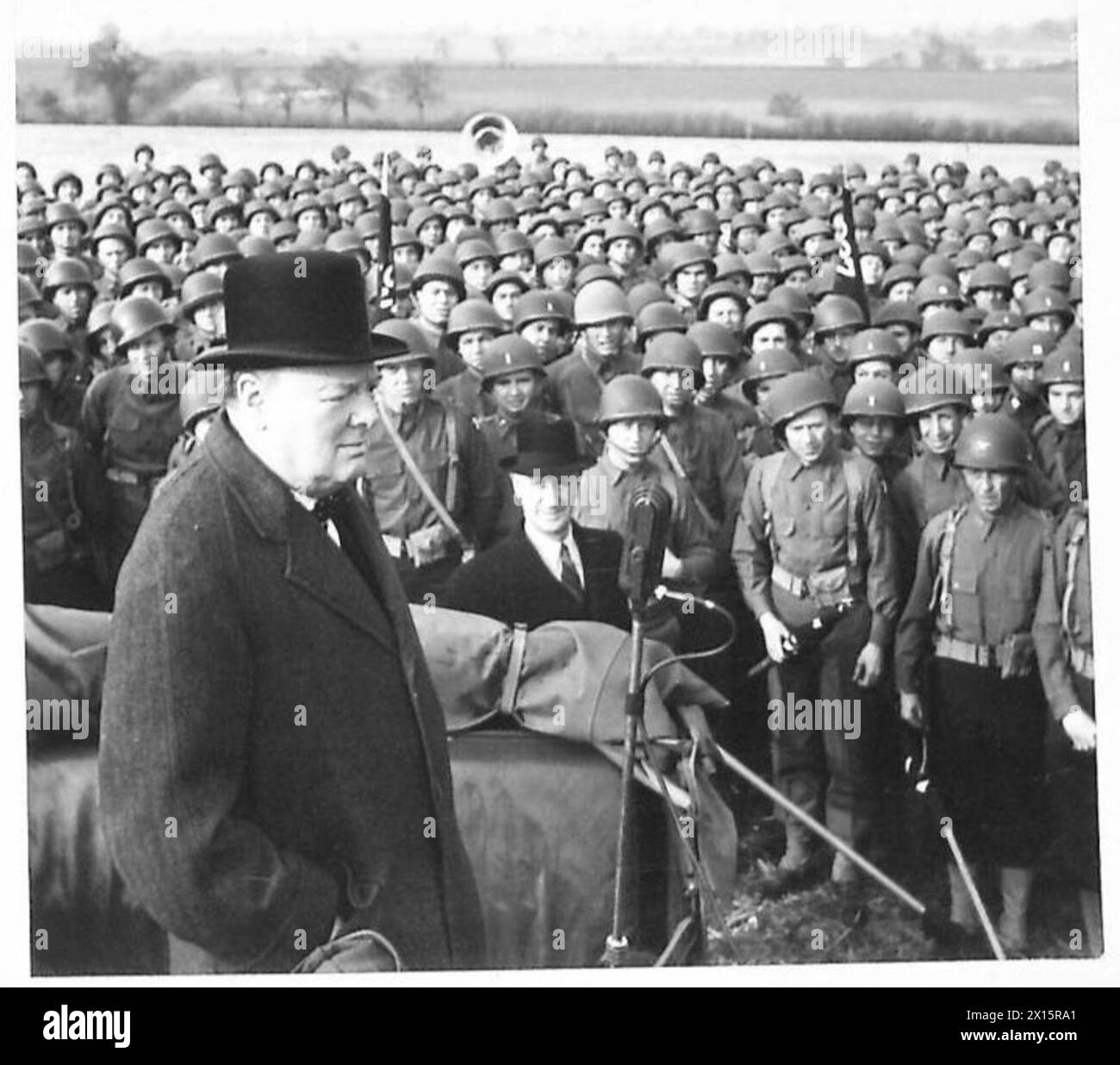 Le premier ministre s'adresse aux parachutistes américains lors d'une visite supervisée par l'armée britannique. Banque D'Images