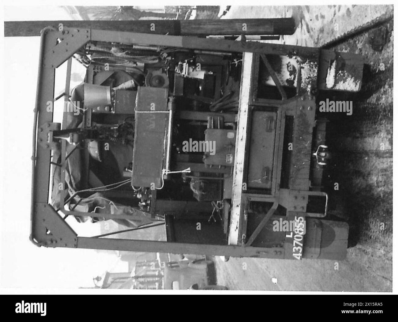 Des camions de type E. et M. équipés de génératrices de 7,5 K.W. sont montrés à Didcot, illustrant le transport et le déploiement du matériel de l'armée britannique. Banque D'Images