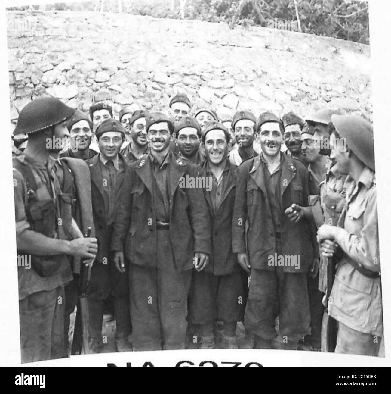 INVASION DE L'ITALIE - tous les sourires, les premiers prisonniers italiens de l'armée britannique Banque D'Images