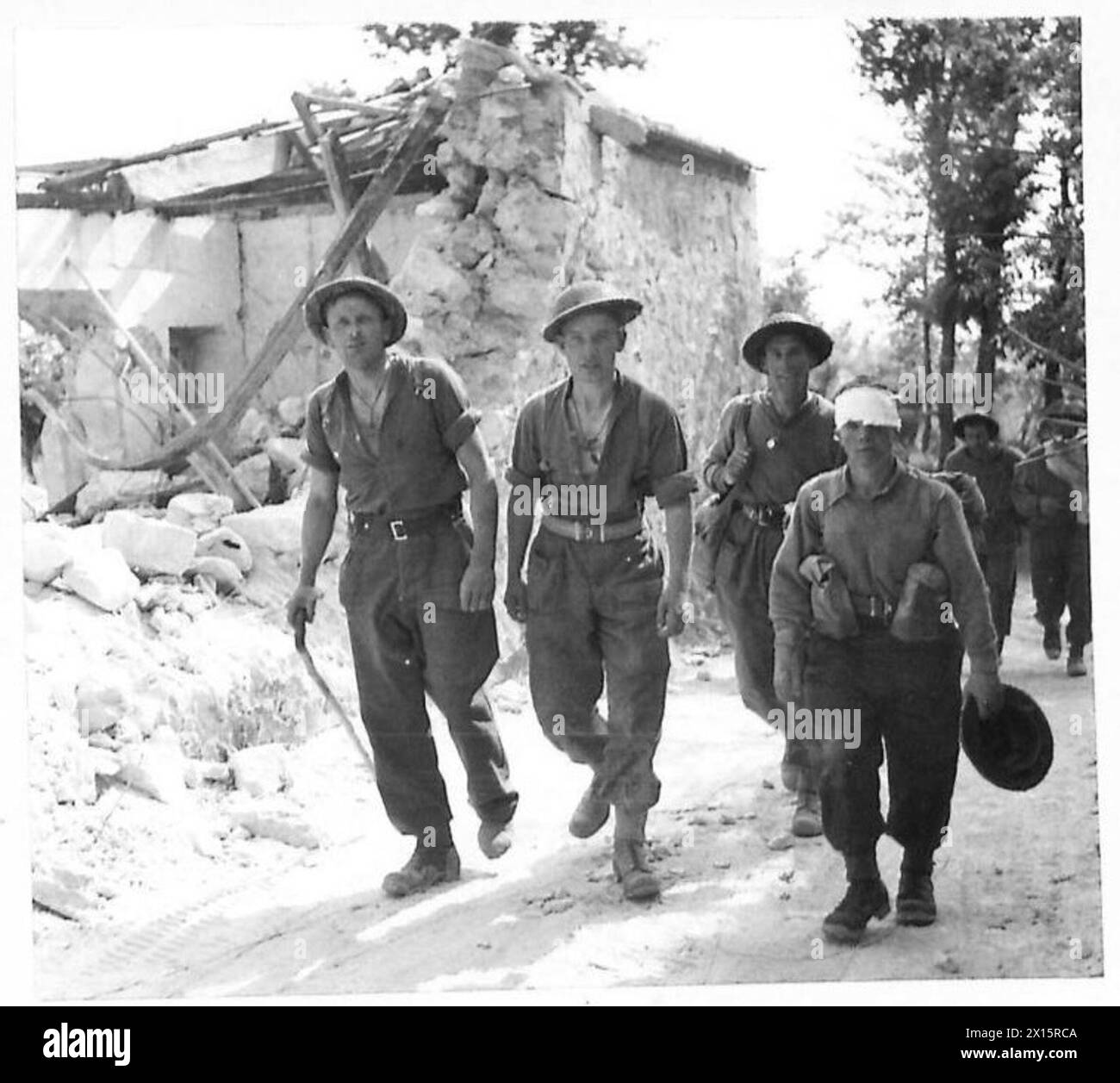 Des victimes marchantes de la bataille de la ligne Gustav en Italie sont vues arriver pour un traitement médical, illustrant la réponse médicale sur le champ de bataille. Banque D'Images