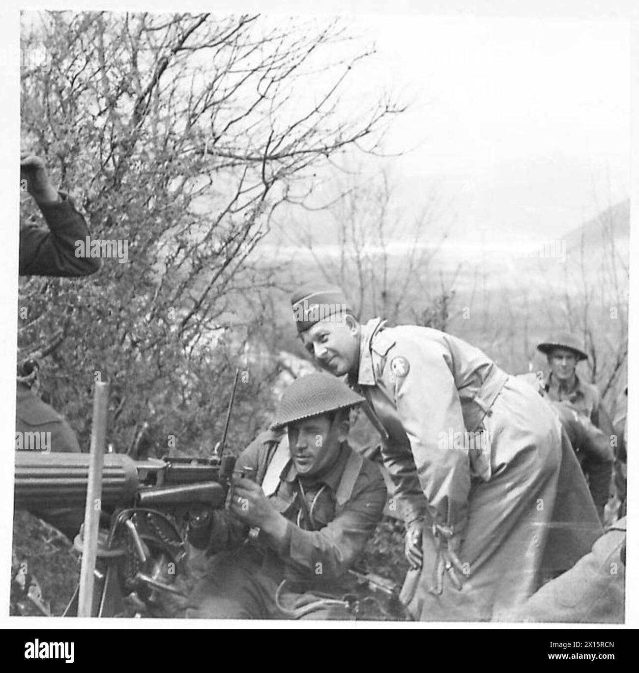 Le général Jacob Devers, commandant suprême adjoint des Alliés, examine une mitrailleuse Vickers utilisée par un soldat de la 6e brigade d'infanterie de Lwów de la 5e division de Kresowa lors d'un exercice de la campagne d'Italie. Banque D'Images